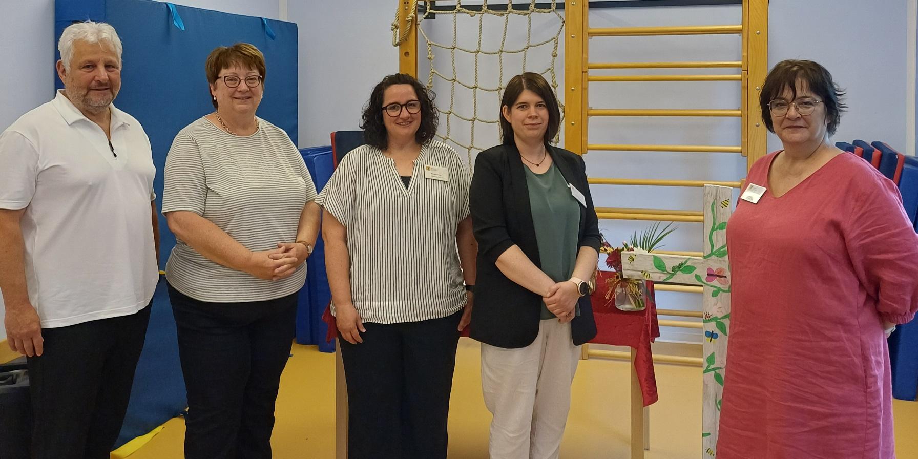 Lothar Schneider und Bettina Salzmann gratulieren Manuela Schenk, Nadja Ketter und Silke Scheuer-Greis (v.l.n.r) zum 40-jährigen Kita-Jubiläum. (c) Katholische KiTa gGmbH Trier Lothar Schneider und Bettina Salzmann gratulieren Manuela Schenk, Nadja Ketter und Silke Scheuer-Greis (v.l.n.r) zum 40-jährigen Kita-Jubiläum.