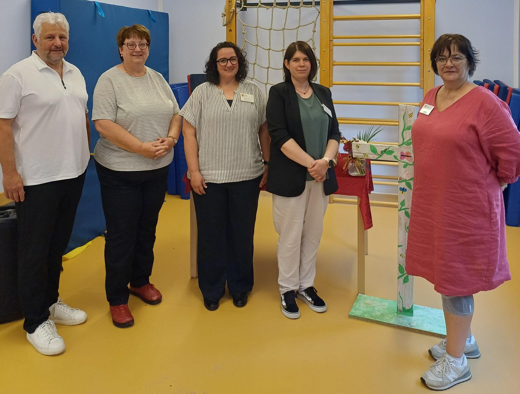 Lothar Schneider und Bettina Salzmann gratulieren Manuela Schenk, Nadja Ketter und Silke Scheuer-Greis (v.l.n.r) zum 40-jährigen Kita-Jubiläum