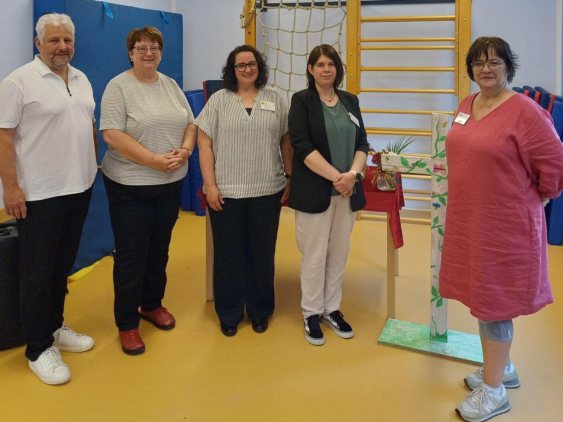 Lothar Schneider und Bettina Salzmann gratulieren Manuela Schenk, Nadja Ketter und Silke Scheuer-Greis (v.l.n.r) zum 40-jährigen Kita-Jubiläum