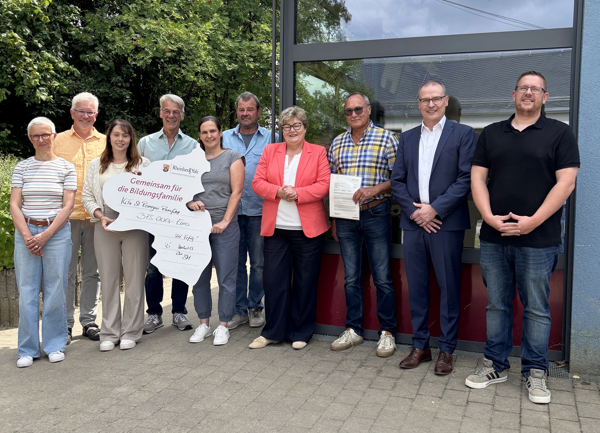 Übergabe des Bewilligungsbescheids durch Staatssekretärin Brück in Reinsfeld