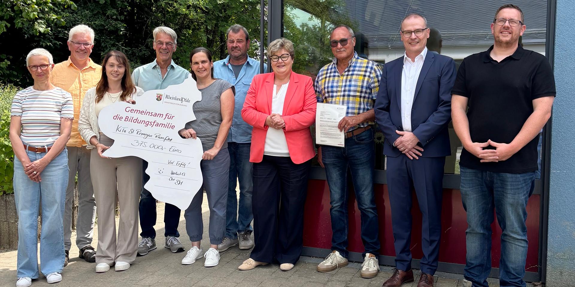 Übergabe des Bewilligungsbescheids durch Staatssekretärin Brück in Reinsfeld (c) Bildungsministerium Rheinland-Pfalz Übergabe des Bewilligungsbescheids durch Staatssekretärin Brück in Reinsfeld