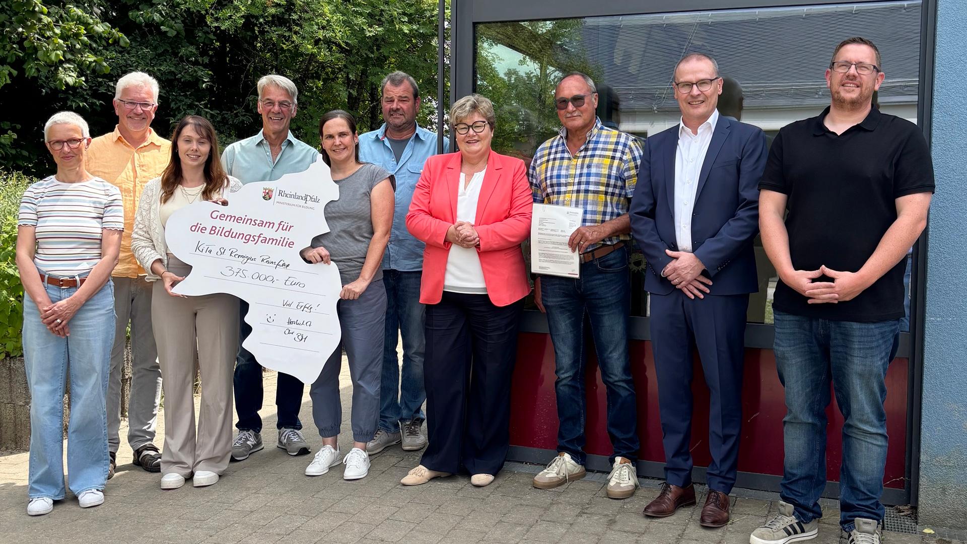 Übergabe des Bewilligungsbescheids durch Staatssekretärin Brück in Reinsfeld