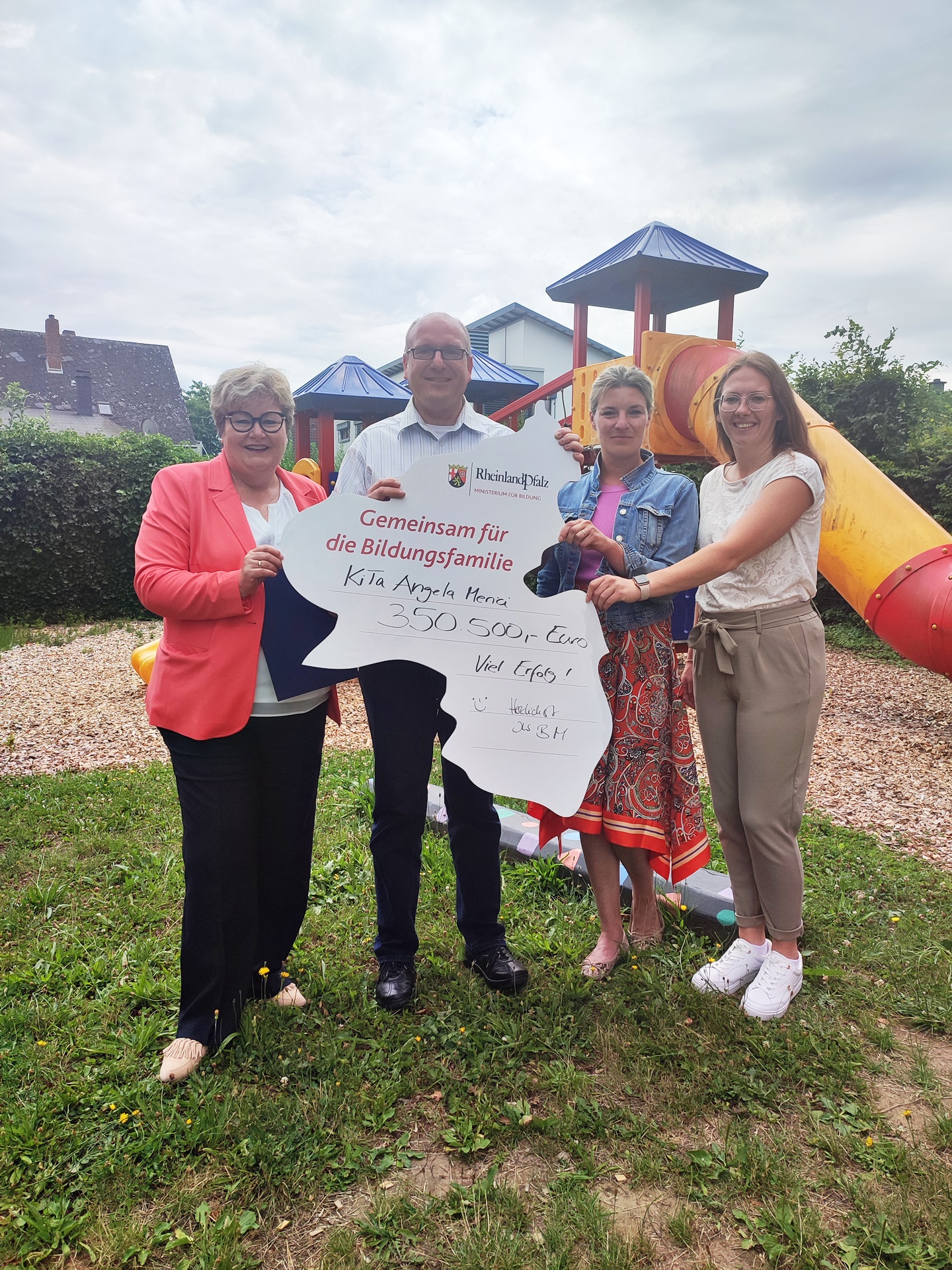 Übergabe des Bewilligungsbescheids durch Staatssekretärin Brück in Schweich-Issel (c) Bildungsministerium Rheinland-Pfalz Übergabe des Bewilligungsbescheids durch Staatssekretärin Brück in Schweich-Issel