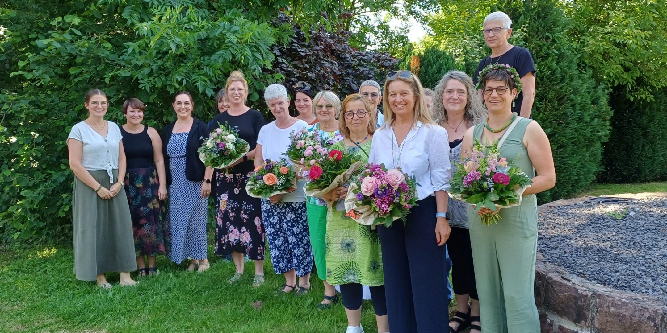 Die Jubilare der Gesamteinrichtung Trier mit ihren Leitungen (c) Katholische KiTa gGmbH Trier Die Jubilare der Gesamteinrichtung Trier mit ihren Leitungen