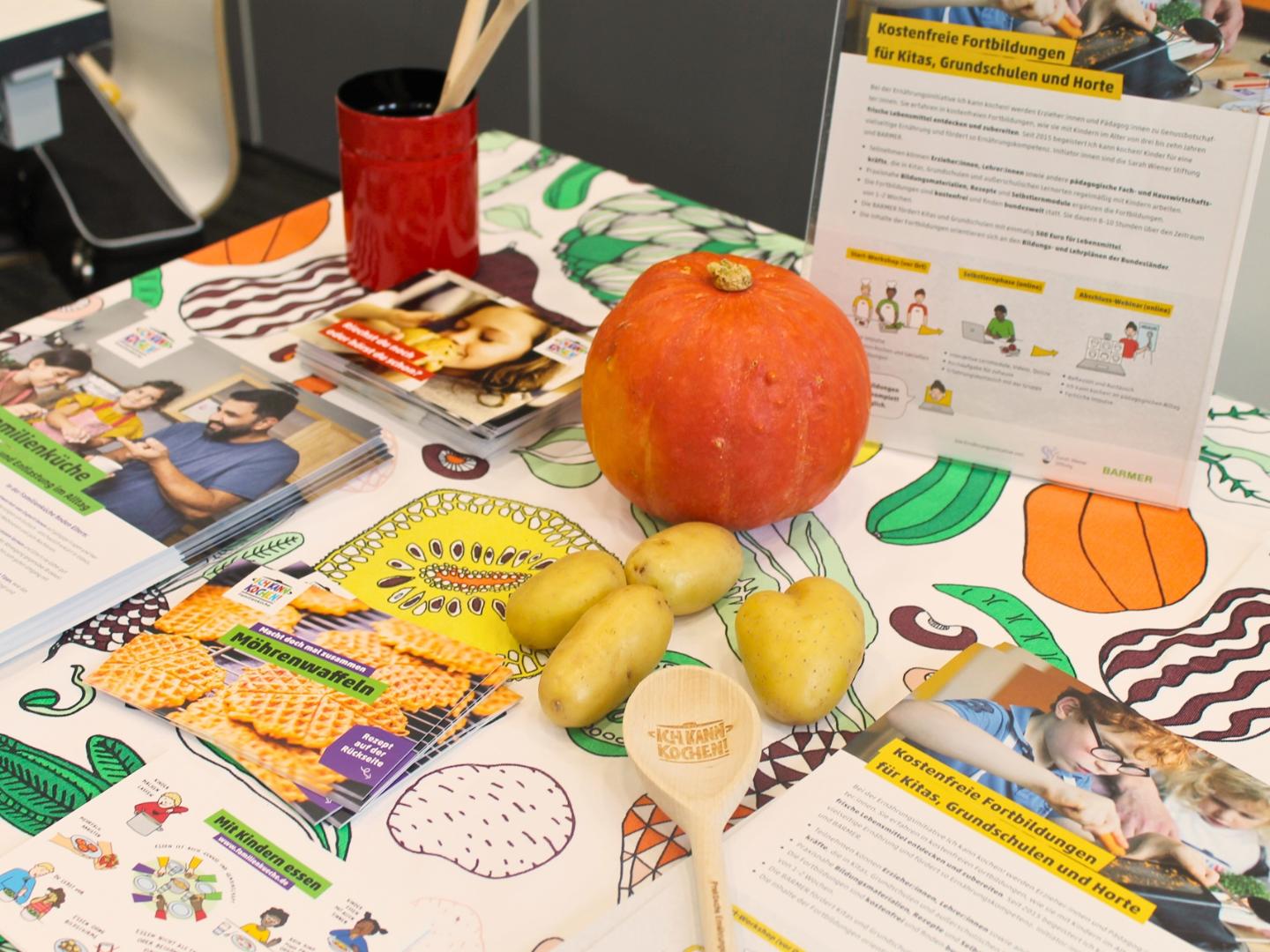 'Faire Ernährung in der KiTa', Ende Oktober fand dazu erstmals ein Fachtag speziell für Hauswirtschaftskräfte und interessierte pädagogische Fachkräfte statt.