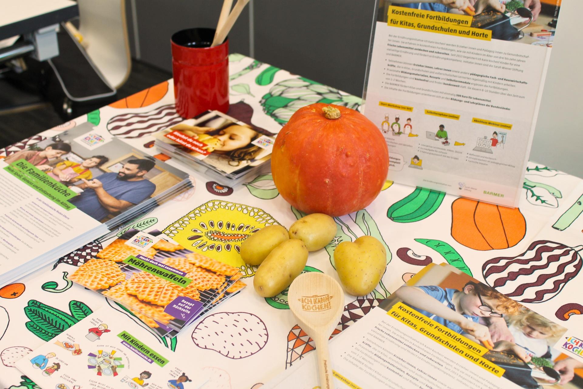 'Faire Ernährung in der KiTa', Ende Oktober fand dazu erstmals ein Fachtag speziell für Hauswirtschaftskräfte und interessierte pädagogische Fachkräfte statt.