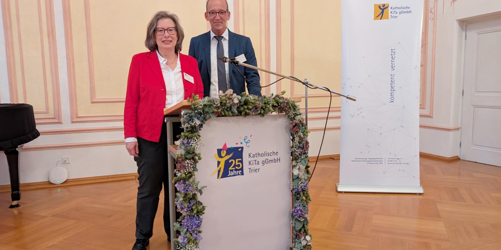 Cordula Scheich und Konrad Berg, Geschäftsführer*in der katholischen KiTa gGmbH Trier, in der Promotionsaula des Priesterseminars.