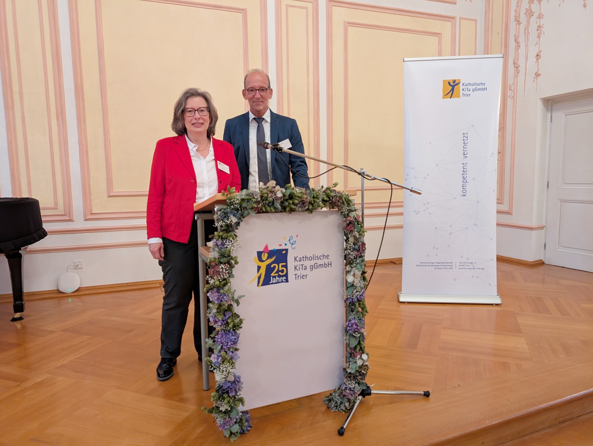 Cordula Scheich und Konrad Berg, Geschäftsführer*in der katholischen KiTa gGmbH Trier, in der Promotionsaula des Priesterseminars.