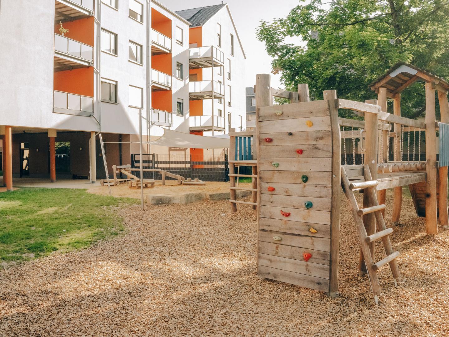 Der Neubau der KiTa St. Ambrosius verbindet moderne frühkindliche Bildung mit gefördertem Wohnraum und setzt neue Maßstäbe für die Zusammenarbeit von Stadt, KiTa-Träger und privatem Investor.