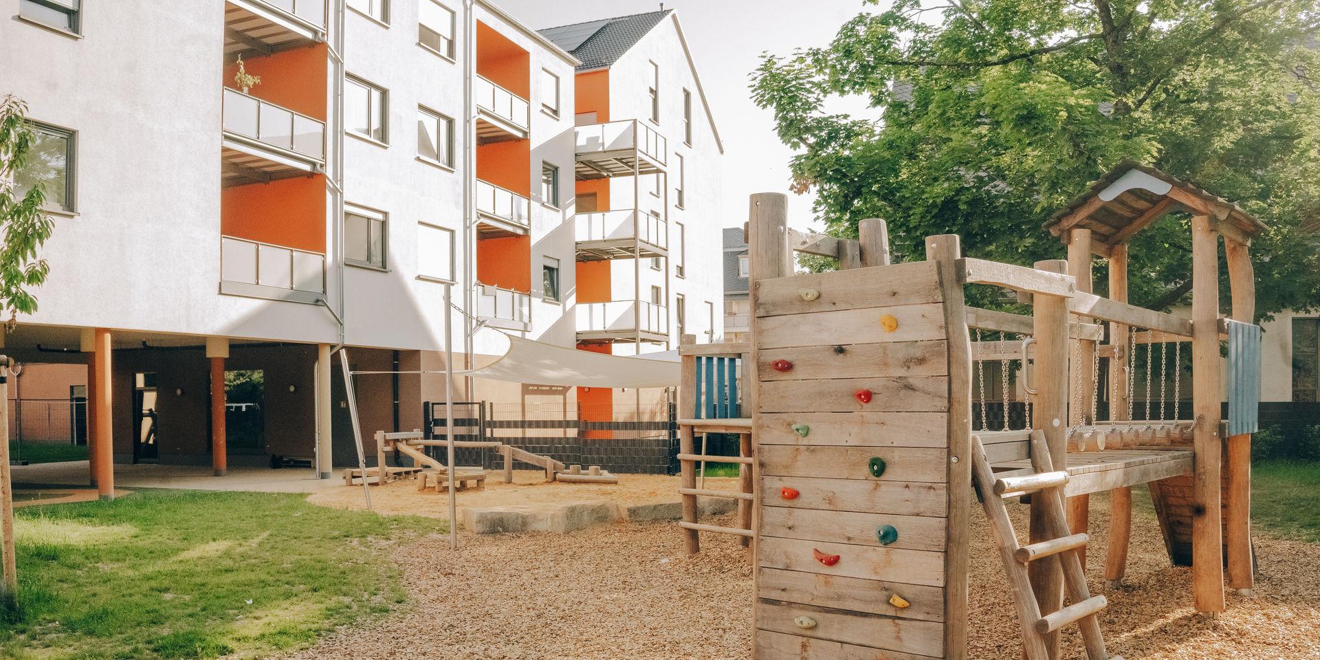 Der Neubau der KiTa St. Ambrosius verbindet moderne frühkindliche Bildung mit gefördertem Wohnraum und setzt neue Maßstäbe für die Zusammenarbeit von Stadt, KiTa-Träger und privatem Investor. (c) Katholische KiTa gGmbH Trier Der Neubau der KiTa St. Ambrosius verbindet moderne frühkindliche Bildung mit gefördertem Wohnraum und setzt neue Maßstäbe für die Zusammenarbeit von Stadt, KiTa-Träger und privatem Investor.