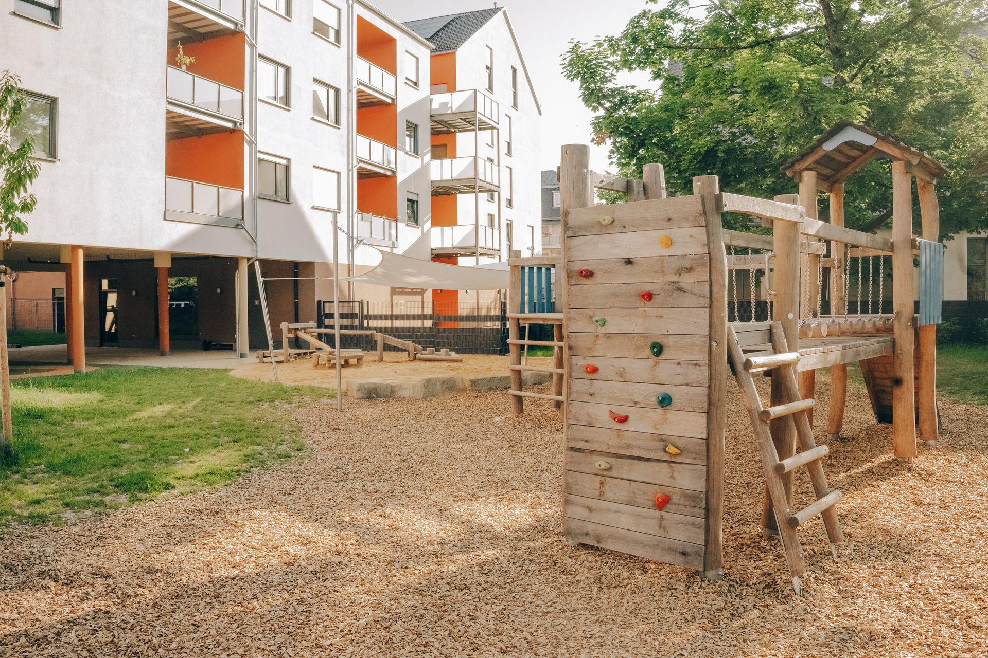 Der Neubau der KiTa St. Ambrosius verbindet moderne frühkindliche Bildung mit gefördertem Wohnraum und setzt neue Maßstäbe für die Zusammenarbeit von Stadt, KiTa-Träger und privatem Investor.