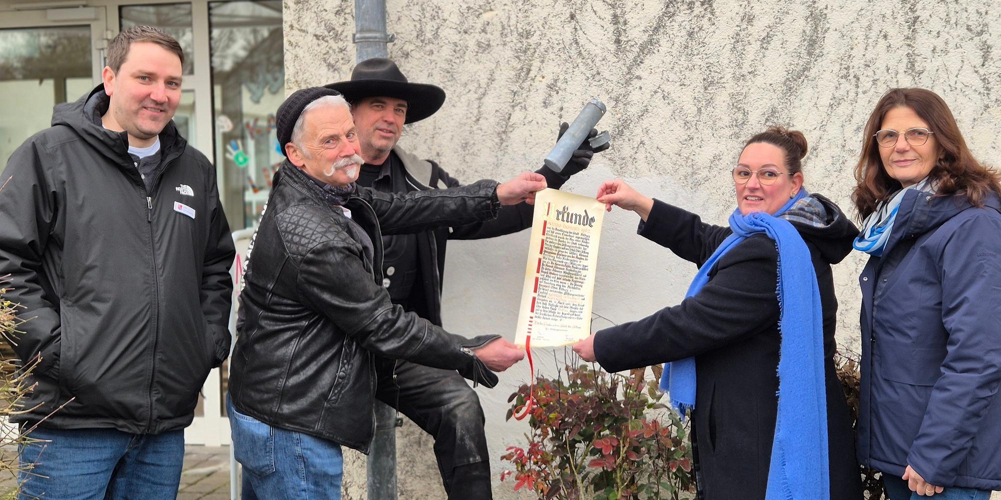v.l.n.r.: Georg von Schichau, Albert Weber und Thomas Farrenkopf präsentieren mit Nina Sprünker und Elke Weber von der KiTa Liebfrauen ihren Fund. Foto: Nina Sprünker