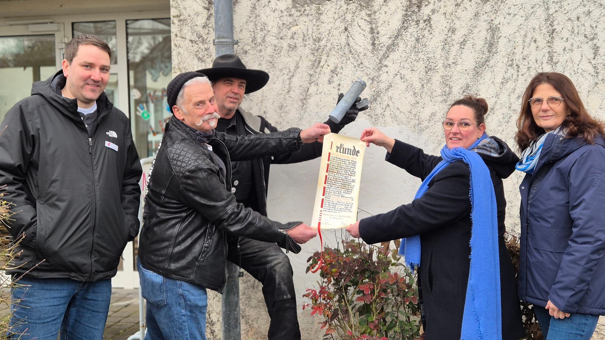 v.l.n.r.: Georg von Schichau, Albert Weber und Thomas Farrenkopf präsentieren mit Nina Sprünker und Elke Weber von der KiTa Liebfrauen ihren Fund. Foto: Nina Sprünker
