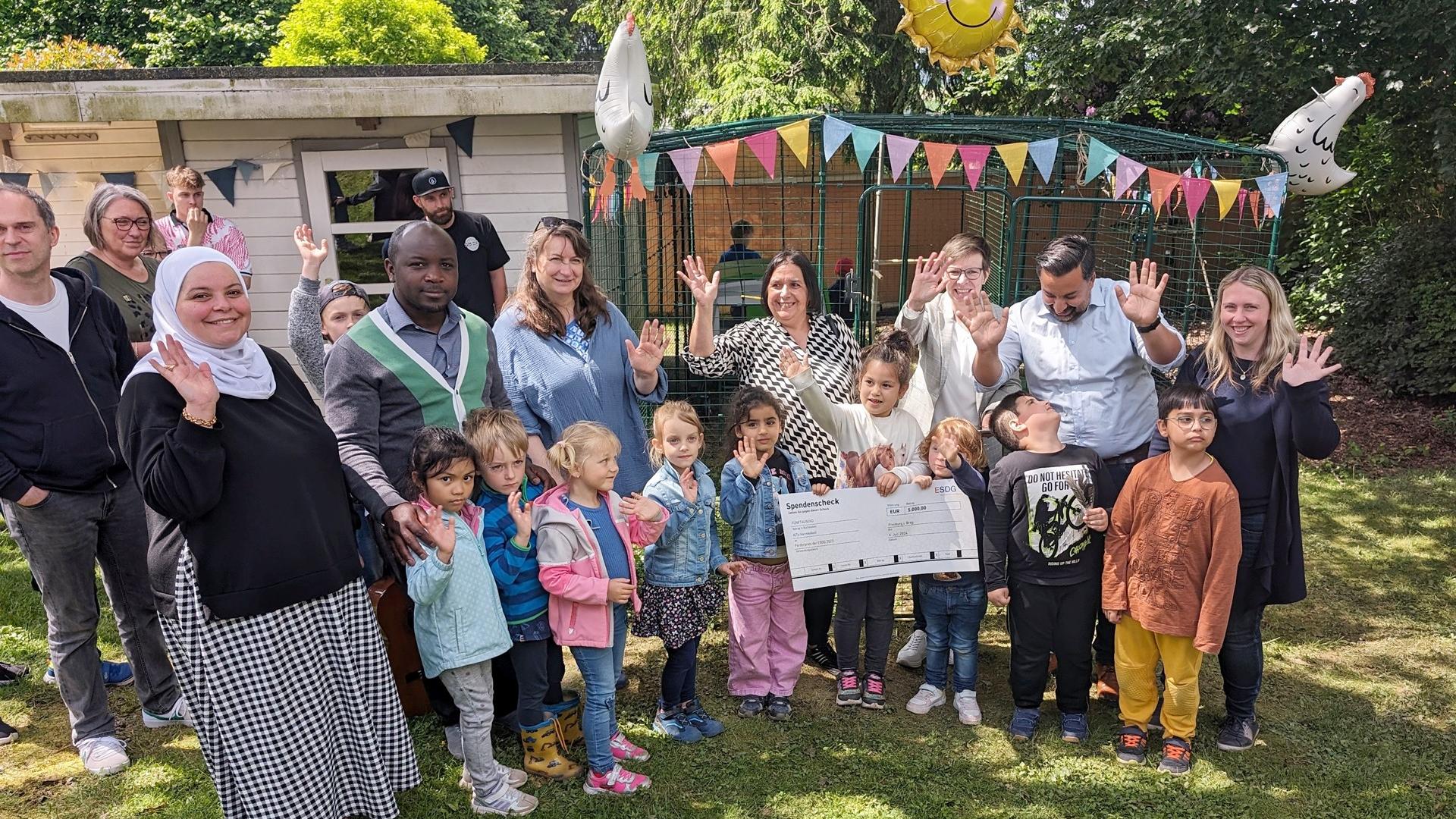 Kinder am Hühnergehege Adolph Kolping Hermeskeil
