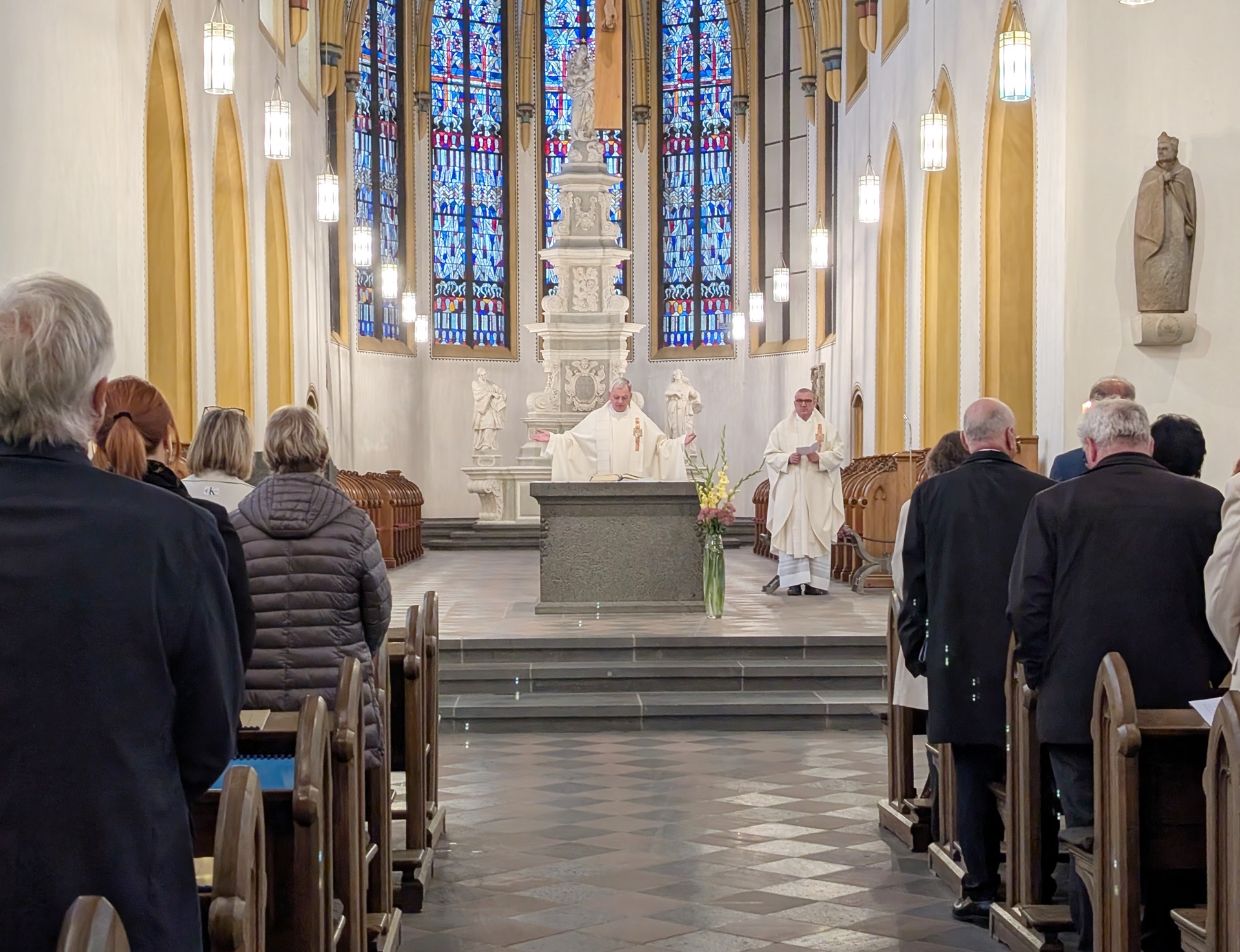 Generalvikar Dr. Ulrich von Plettenberg gemeinsam mit Domvikar Matthias Struth während des Gottesdiensts in der Jesuitenkirche.