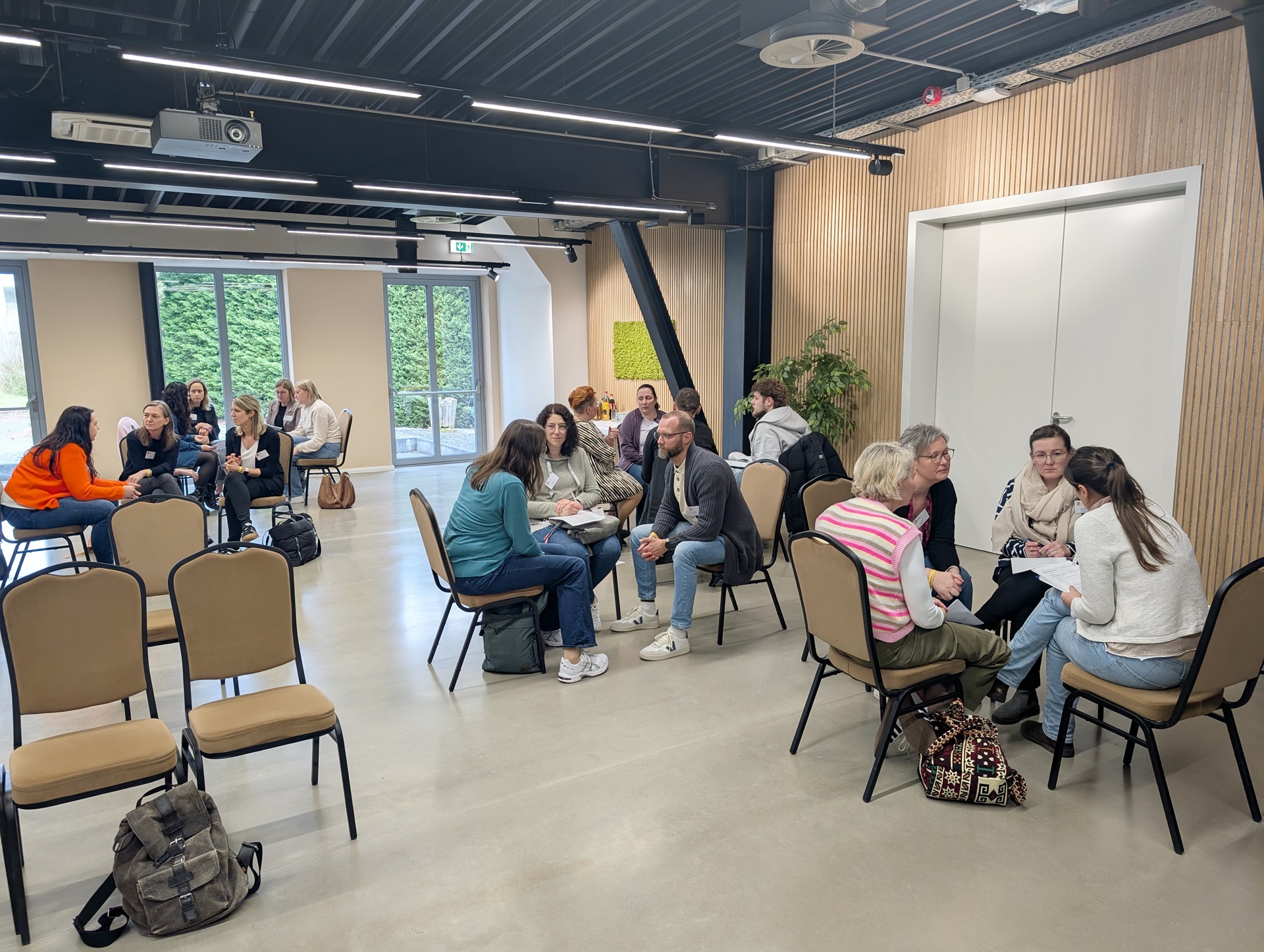 Auseinandersetzung mit dem christlichen Profil des Trägers in Kleingruppen.