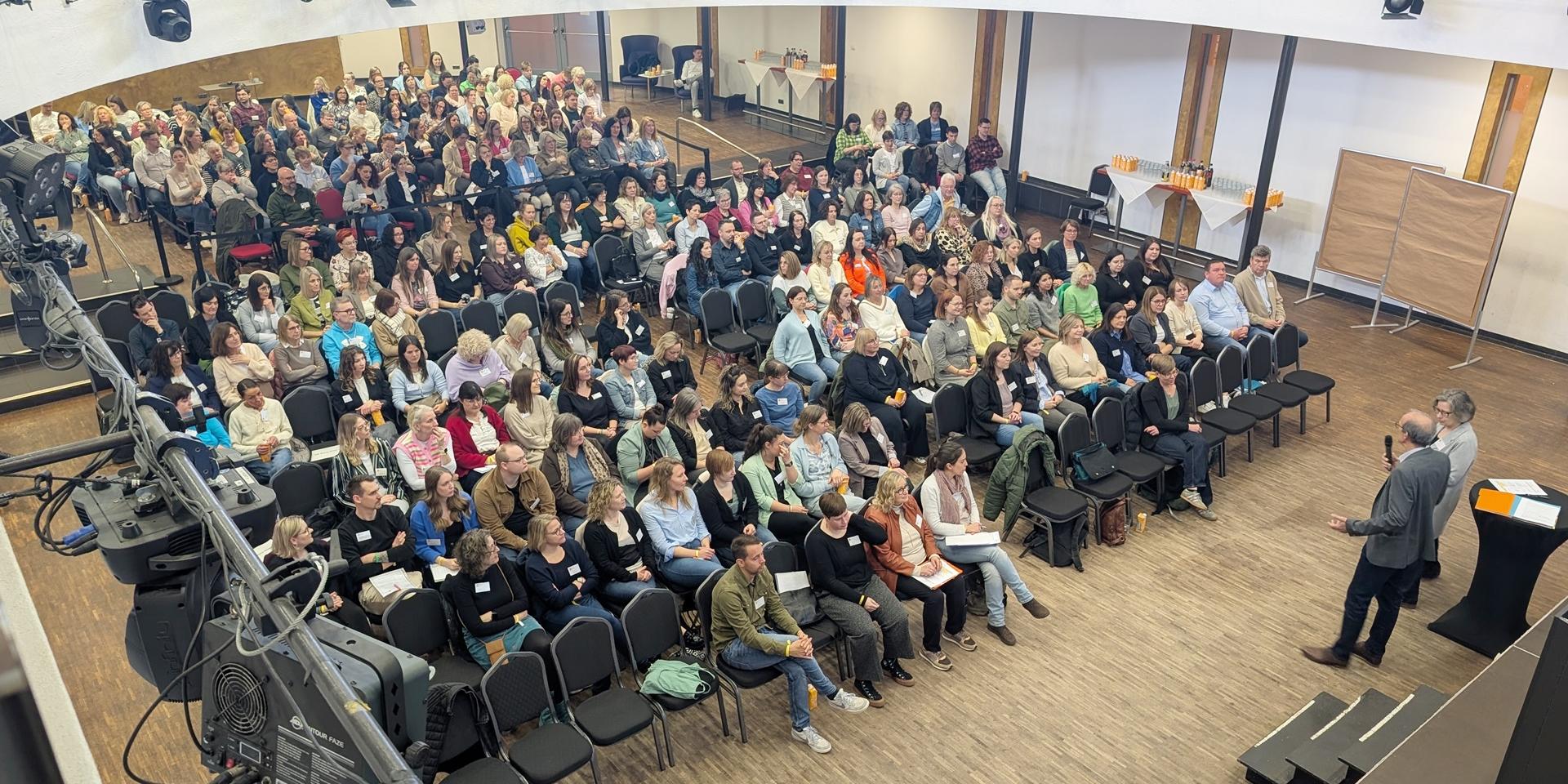 Begrüßung der über 200 Teilnehmer*innen durch die Geschäftsführung, Cordula Scheich und Konrad Berg.