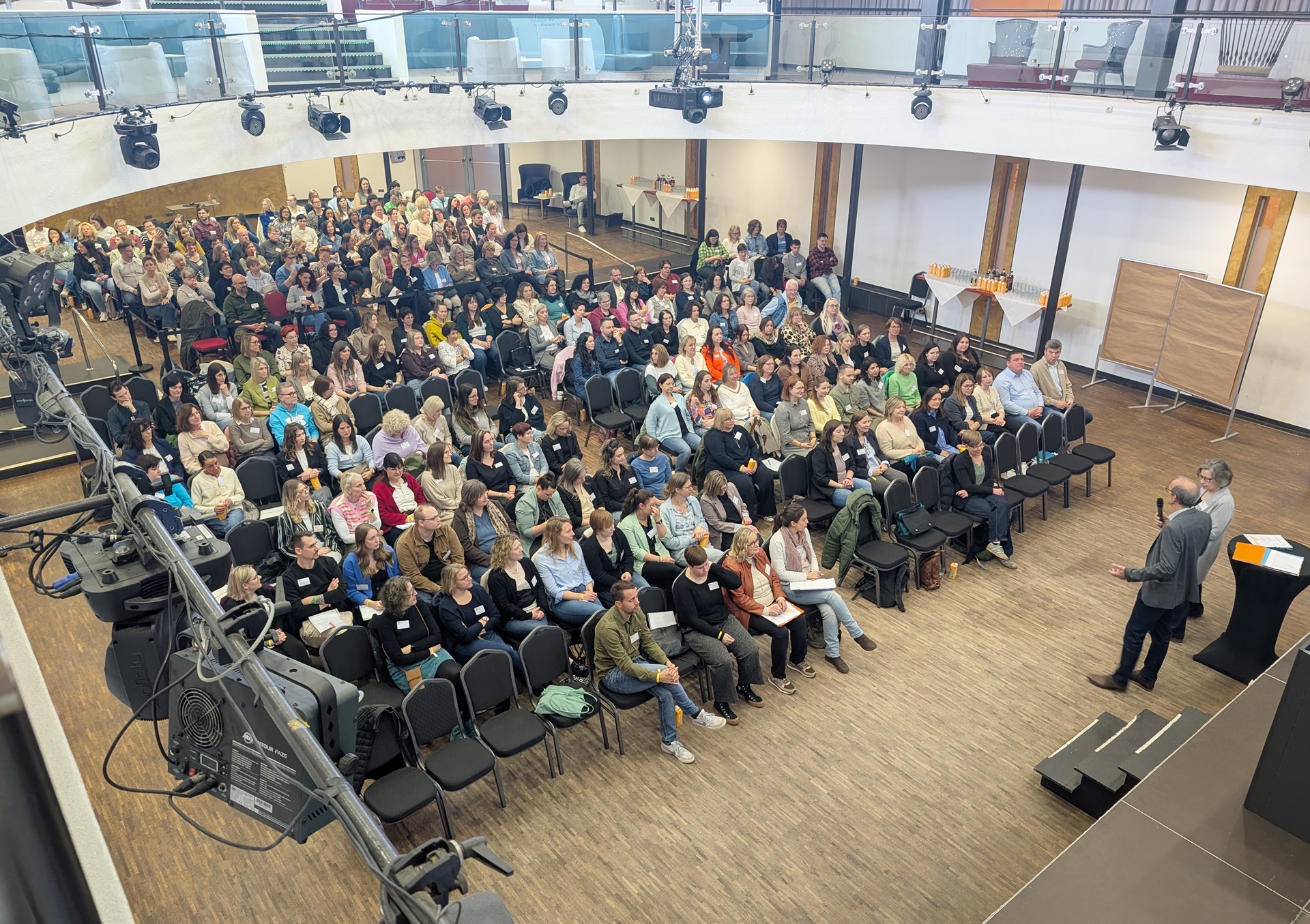 Begrüßung der über 200 Teilnehmer*innen durch die Geschäftsführung, Cordula Scheich und Konrad Berg.