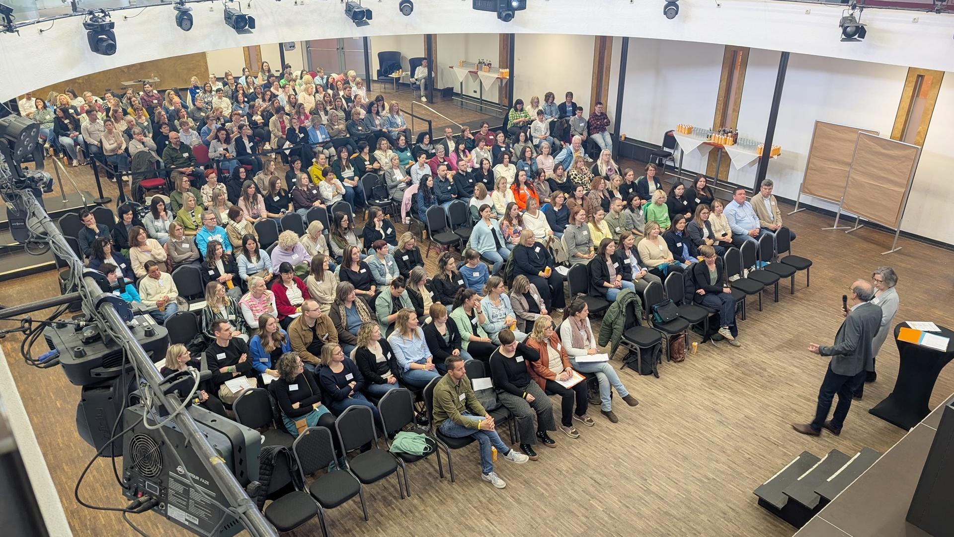 Begrüßung der über 200 Teilnehmer*innen durch die Geschäftsführung, Cordula Scheich und Konrad Berg.