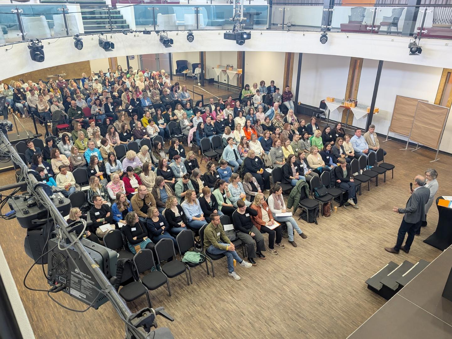 Begrüßung der über 200 Teilnehmer*innen durch die Geschäftsführung, Cordula Scheich und Konrad Berg.