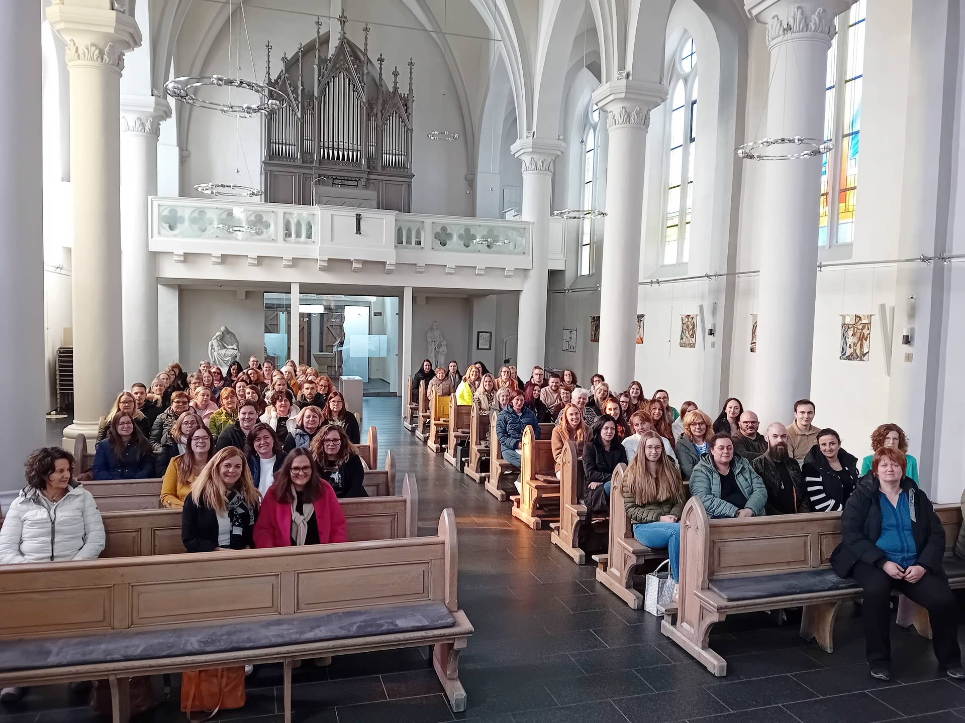 Die Mitarbeiter*innen der Gesamteinrichtung Birkenfeld in der Kirche St. Martinus Rhaunen.