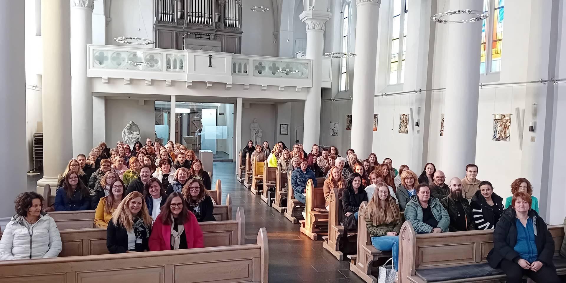 Die Mitarbeiter*innen der Gesamteinrichtung Birkenfeld in der Kirche St. Martinus Rhaunen.