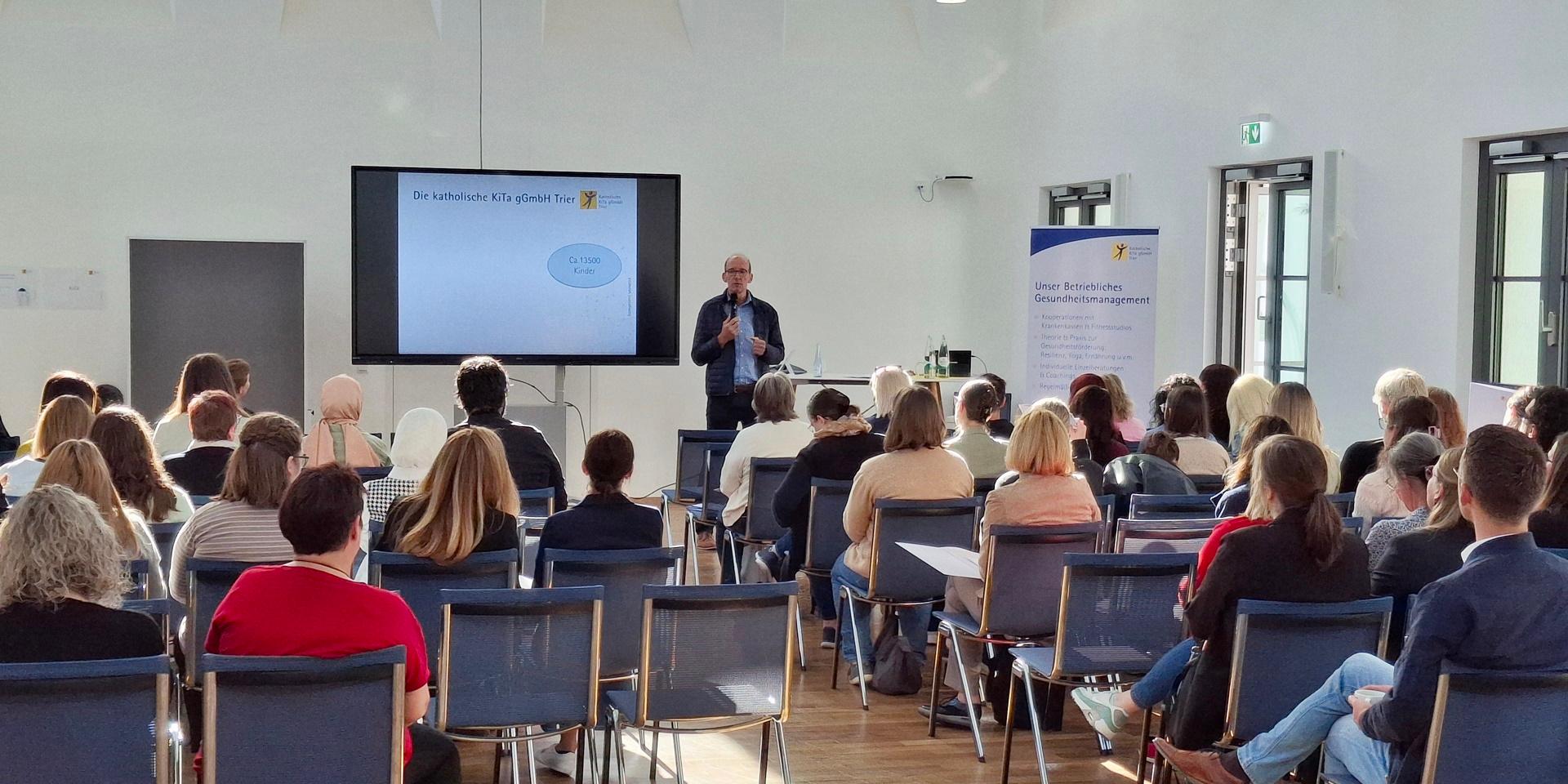 Geschäftsführer Konrad Berg eröffnete mit einer kurzen persönlichen Ansprache den Infomarkt für neue Mitarbeiter*innen.