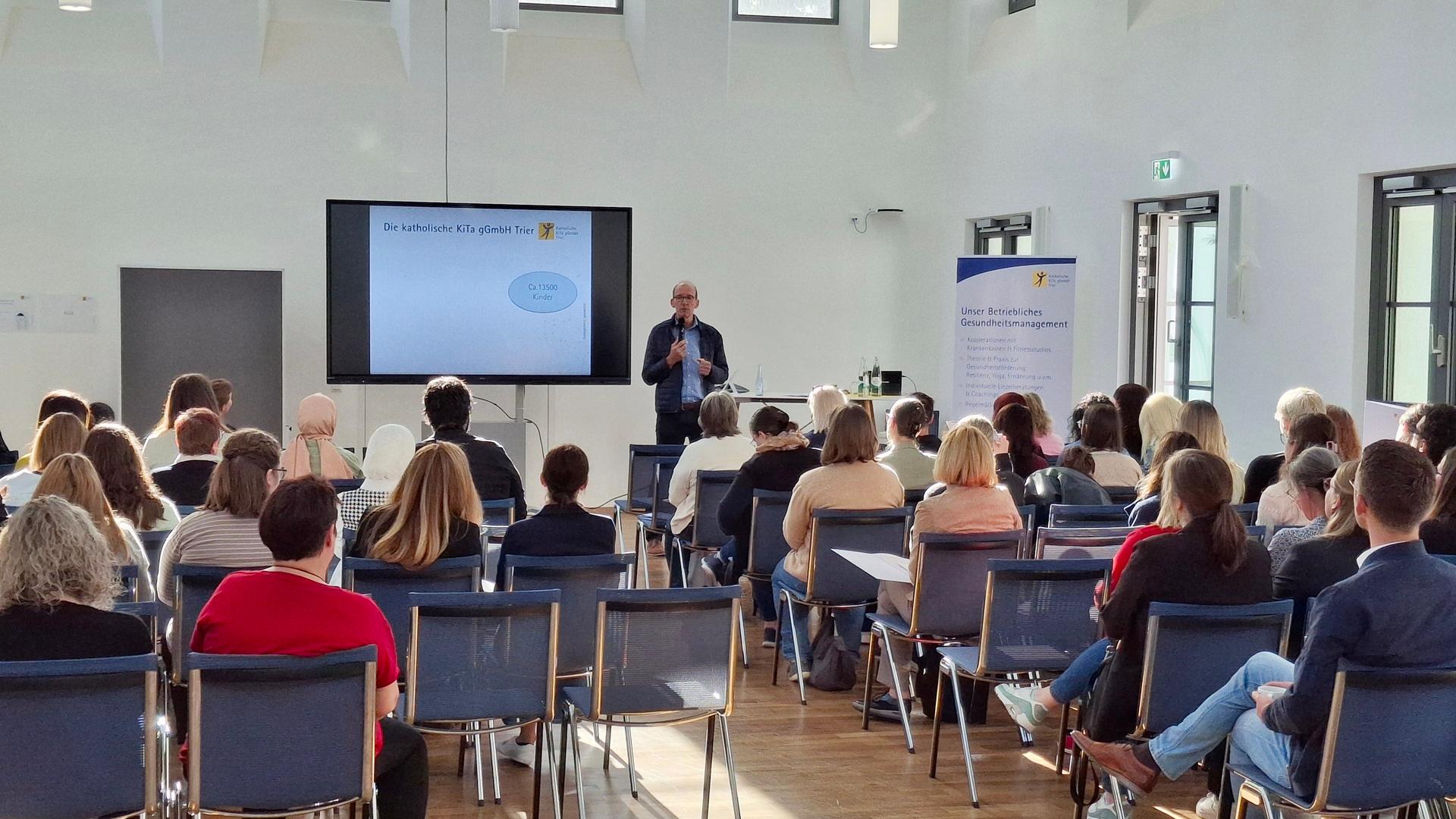 Geschäftsführer Konrad Berg eröffnete mit einer kurzen persönlichen Ansprache den Infomarkt für neue Mitarbeiter*innen.