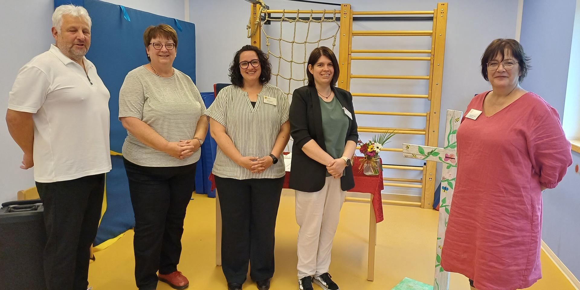 Lothar Schneider und Bettina Salzmann gratulieren Manuela Schenk, Nadja Ketter und Silke Scheuer-Greis (v.l.n.r) zum 40-jährigen Kita-Jubiläum.
