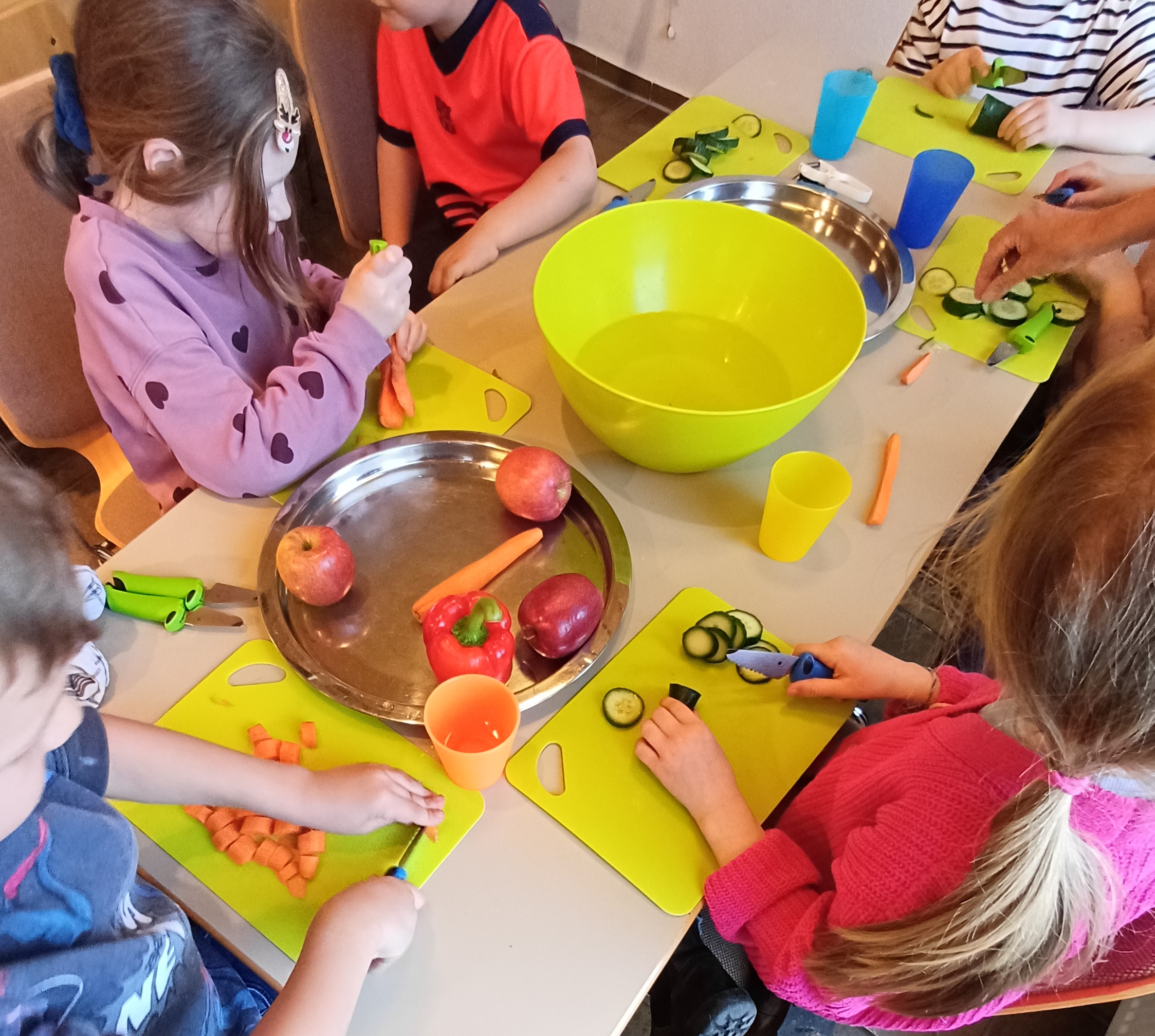 Kindern lernen Gemüse richtig zu schneiden