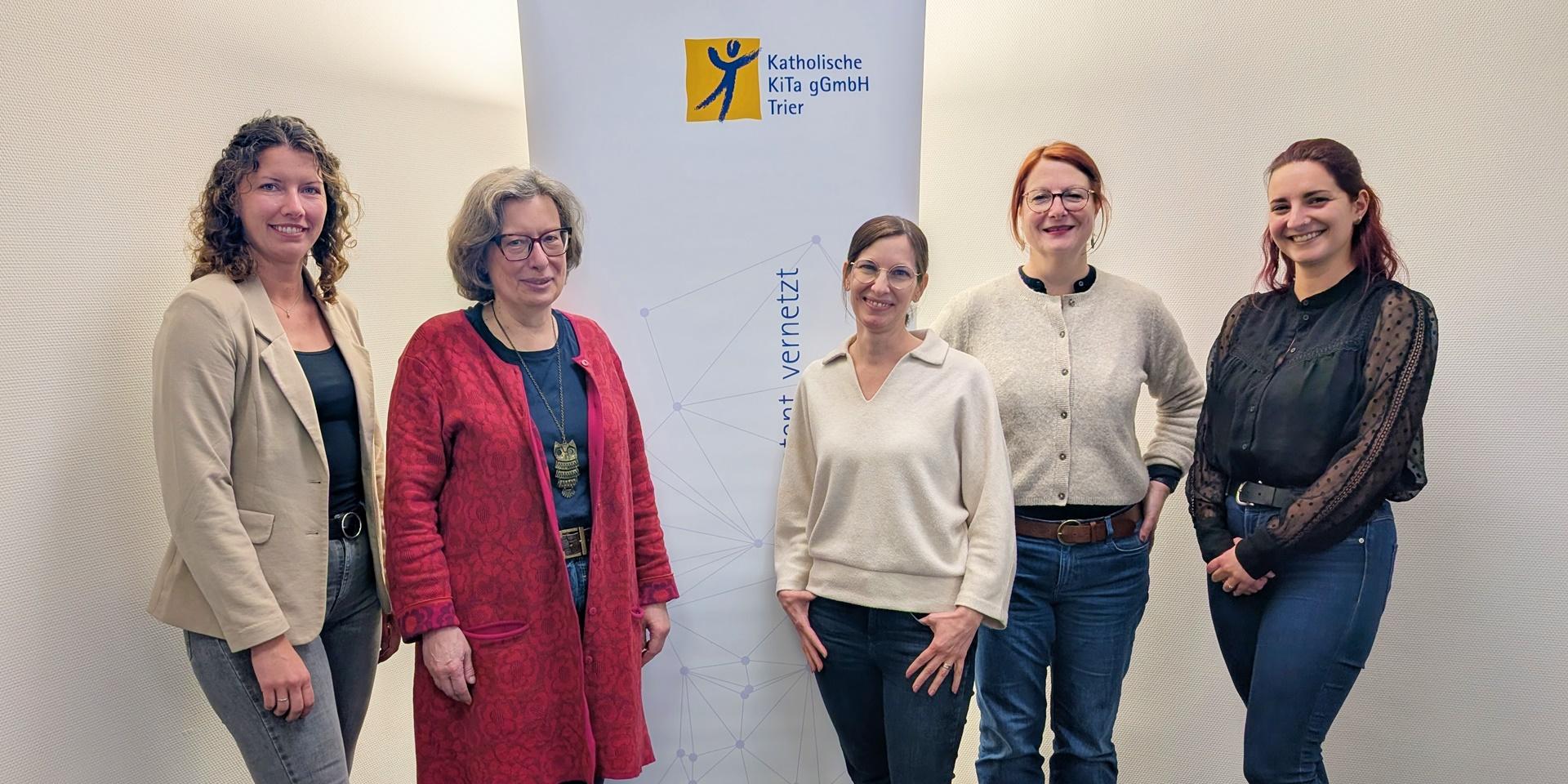 Geschäftsführerin Cordula Scheich und Mentorin Sandra Steffens mit den drei neuen Gesamtleitungs-Trainees.