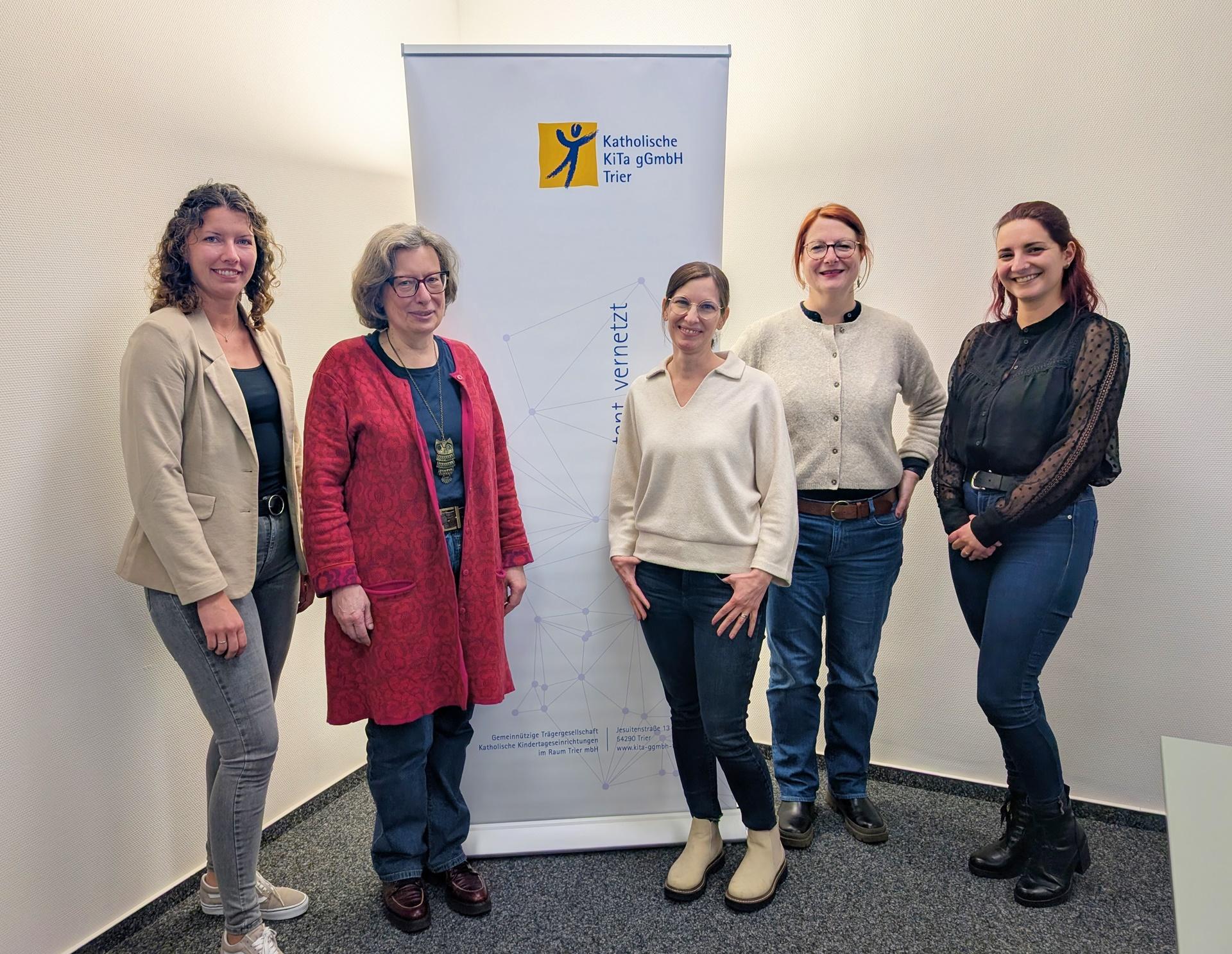 Geschäftsführerin Cordula Scheich und Mentorin Sandra Steffens mit den drei neuen Gesamtleitungs-Trainees.