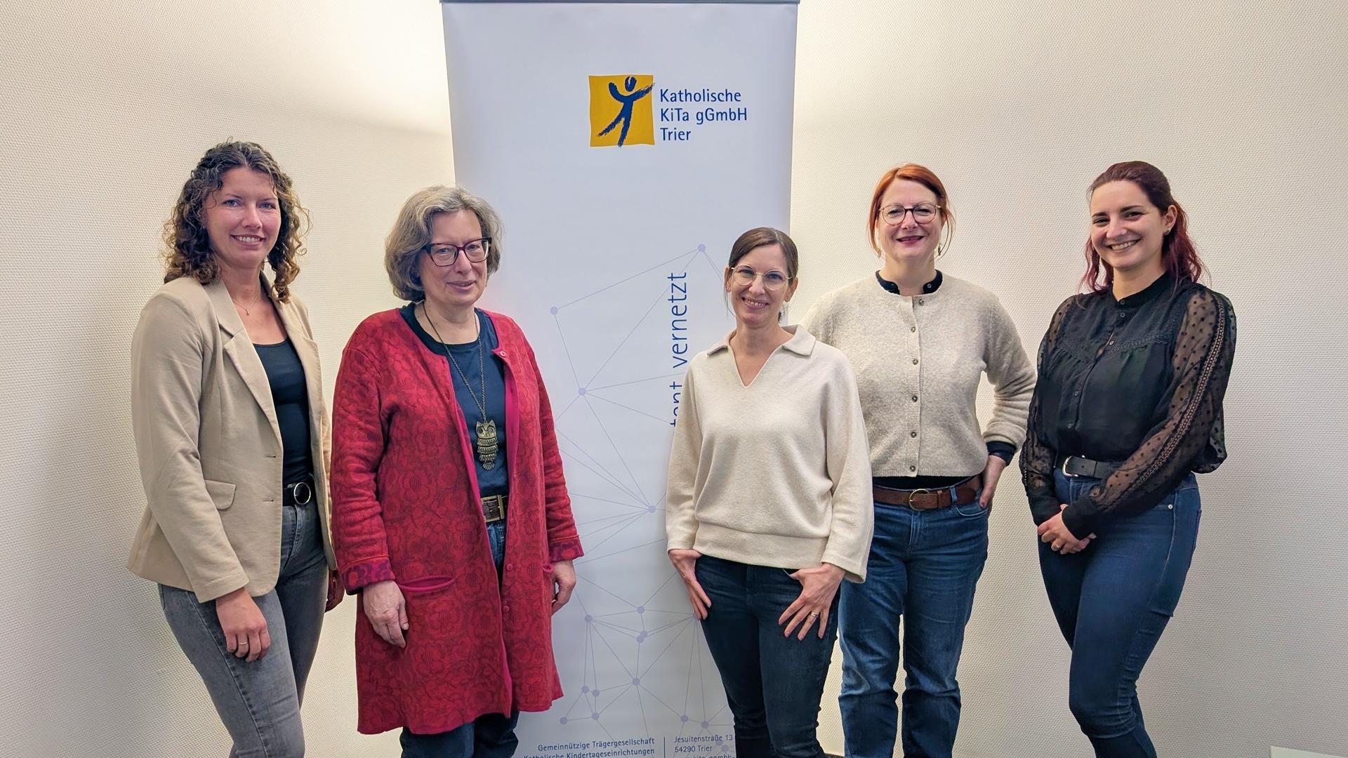 Geschäftsführerin Cordula Scheich und Mentorin Sandra Steffens mit den drei neuen Gesamtleitungs-Trainees.