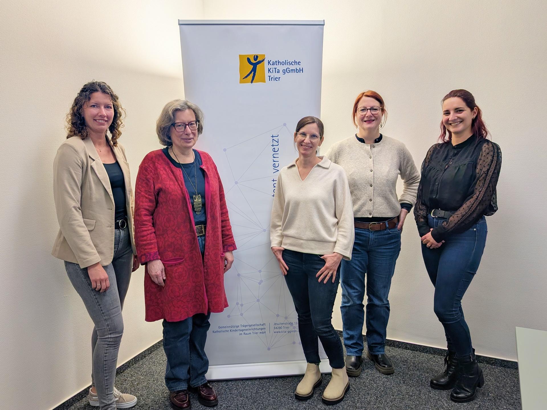 Geschäftsführerin Cordula Scheich und Mentorin Sandra Steffens mit den drei neuen Gesamtleitungs-Trainees.