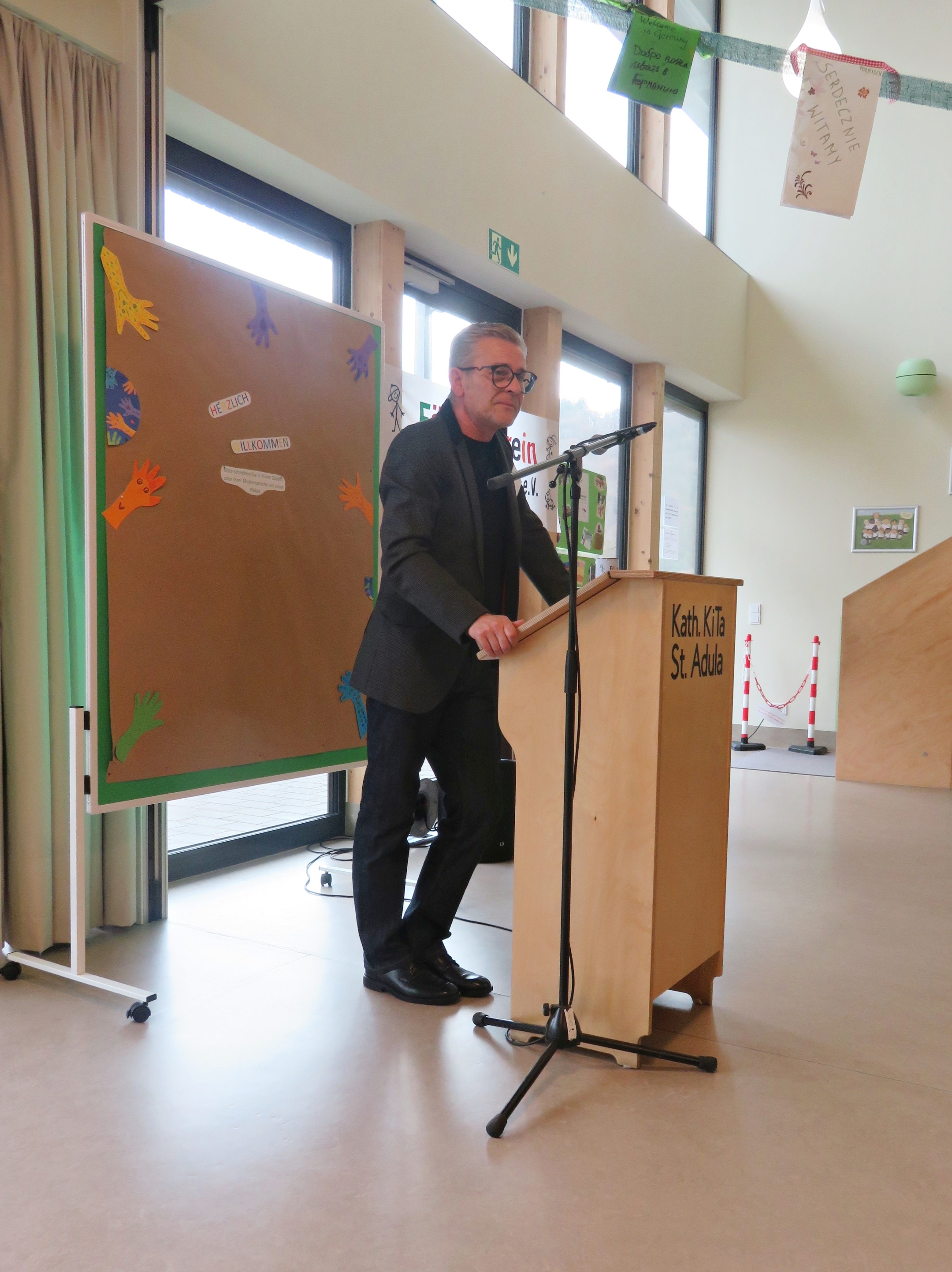 Standortleitung Christoph Hein begrüßt die Gäste.