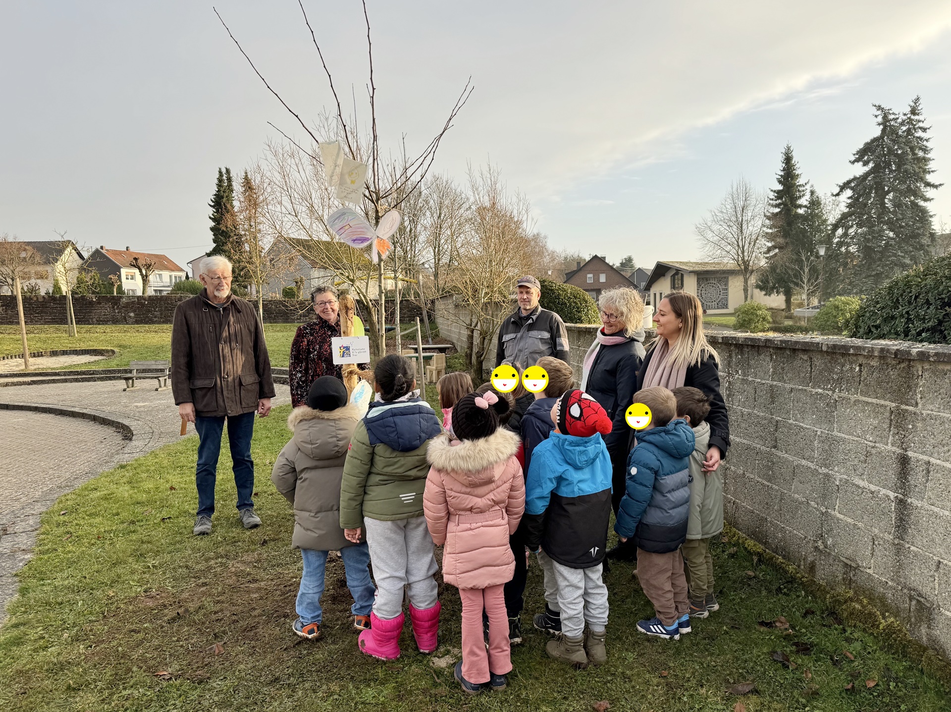 Baumpflanzaktion in unserer KiTa St. Raphael Landscheid mit Bürgermeisterin Frau Illingen, Vertreter des Verwaltungsrats, Herr Schneider, sowie den Gesamt- und Standortleitungen Frau Gorges und Frau Lautwein und Gemeindearbeiter Herr Schönhofen.