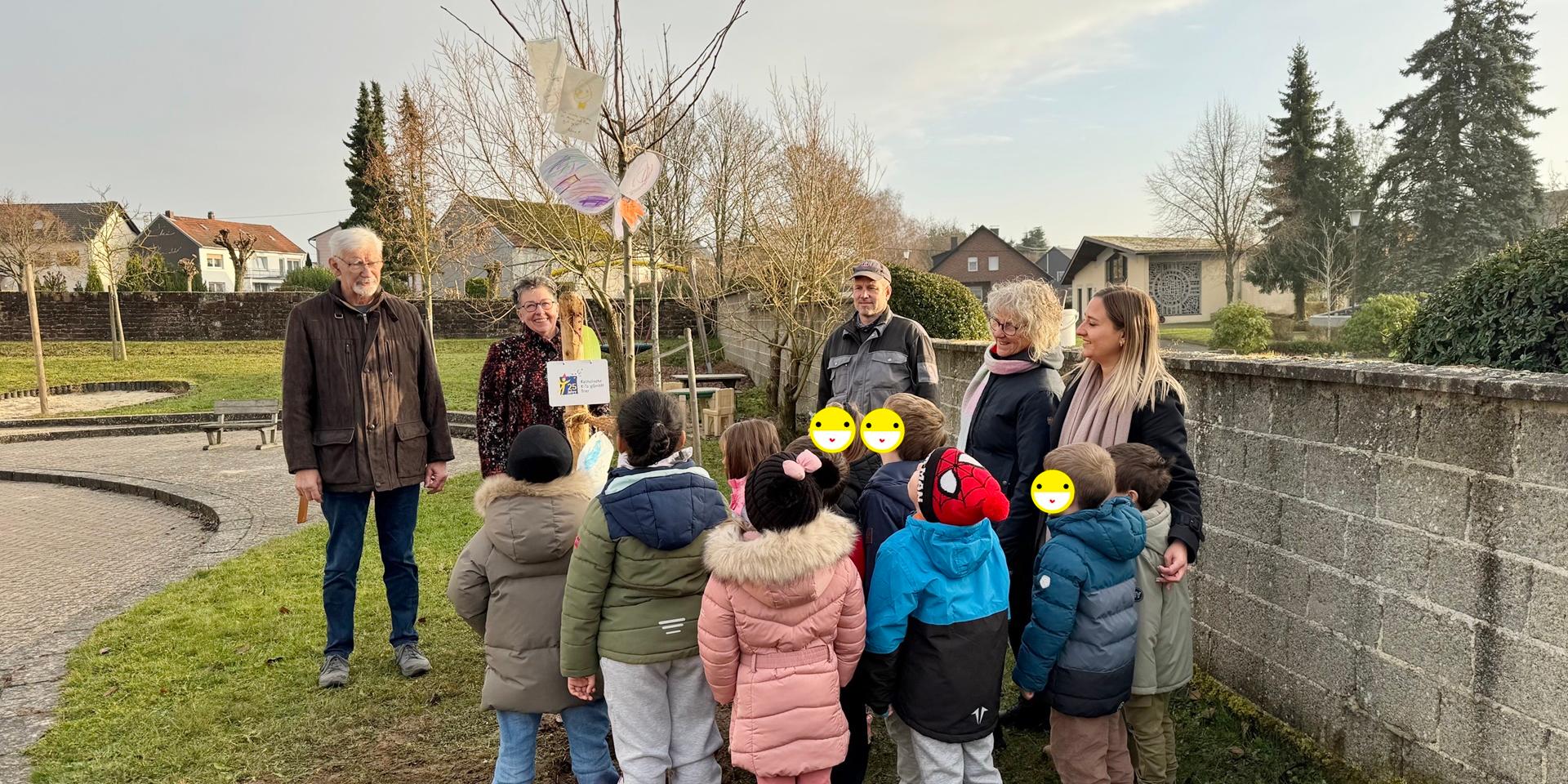 Baumpflanzaktion in unserer KiTa St. Raphael Landscheid mit Bürgermeisterin Frau Illingen, Vertreter des Verwaltungsrats, Herr Schneider, sowie den Gesamt- und Standortleitungen Frau Gorges und Frau Lautwein und Gemeindearbeiter Herr Schönhofen.