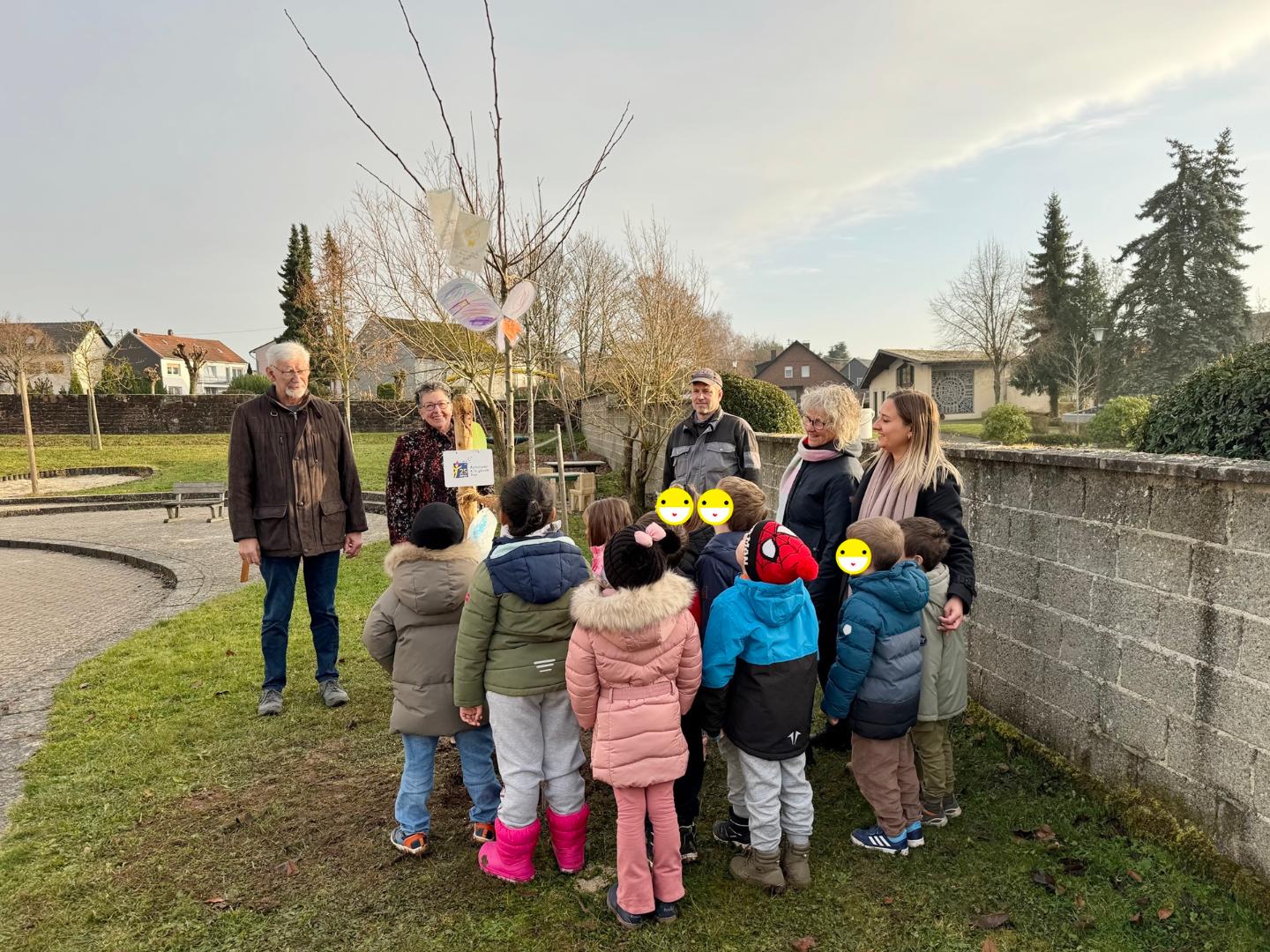 Baumpflanzaktion in unserer KiTa St. Raphael Landscheid mit Bürgermeisterin Frau Illingen, Vertreter des Verwaltungsrats, Herr Schneider, sowie den Gesamt- und Standortleitungen Frau Gorges und Frau Lautwein und Gemeindearbeiter Herr Schönhofen.