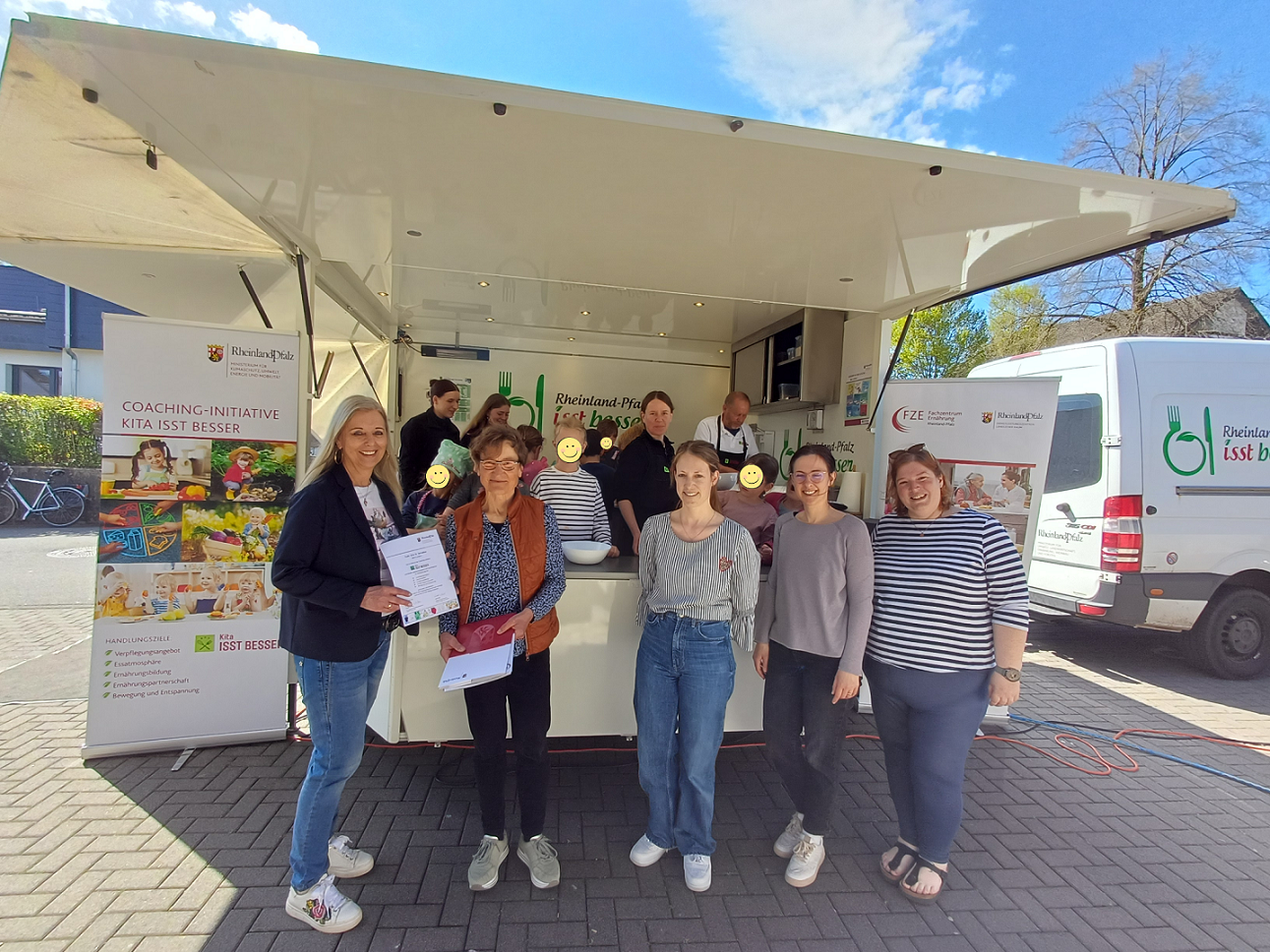 Urkundenübergabe durch Irmgard Lütticken an Elisabeth Schuster und Elternvertreterinnen