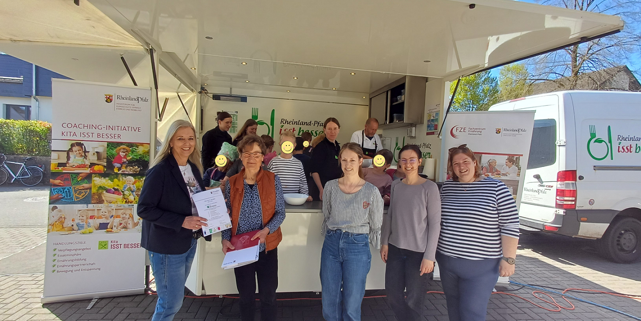 Urkundenübergabe durch Irmgard Lütticken an Elisabeth Schuster und Elternvertreterinnen