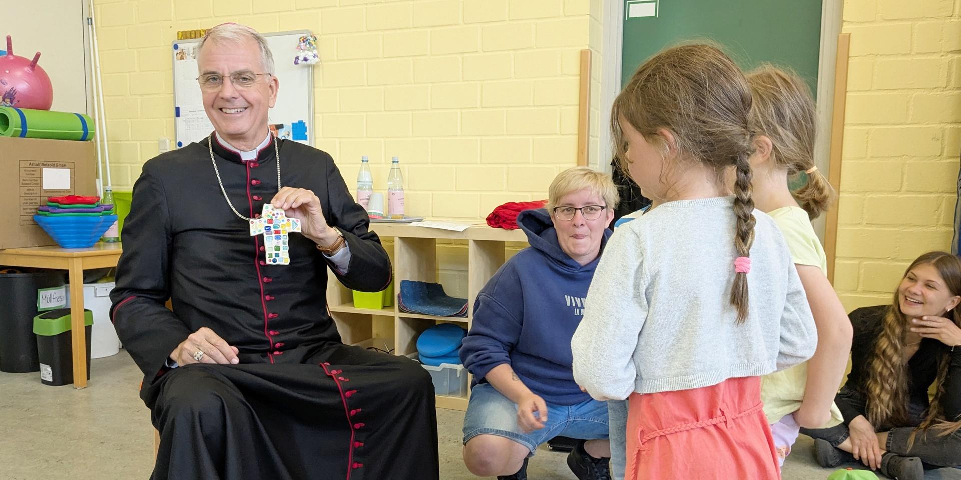 Weihbischof Peters freut sich über die Geschenke der Kinder (c) Katholische KiTa gGmbH Trier Weihbischof Peters freut sich über die Geschenke der Kinder