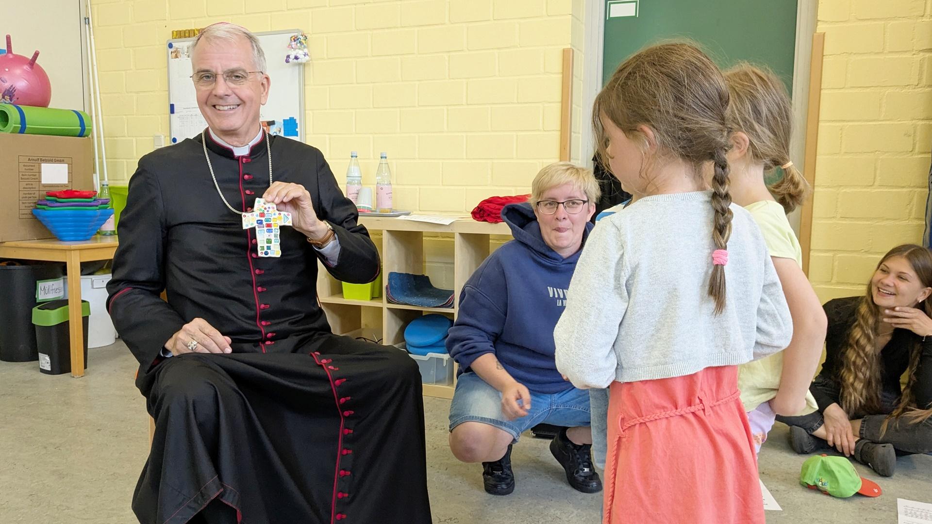 Weihbischof Peters freut sich über die Geschenke der Kinder