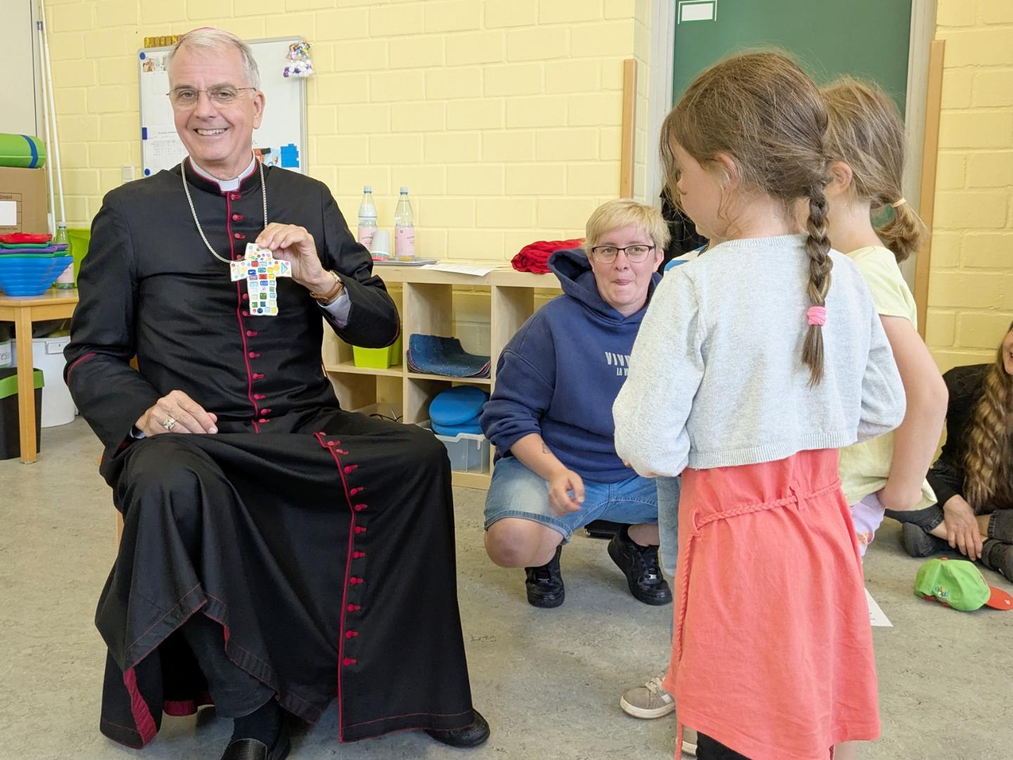 Weihbischof Peters freut sich über die Geschenke der Kinder