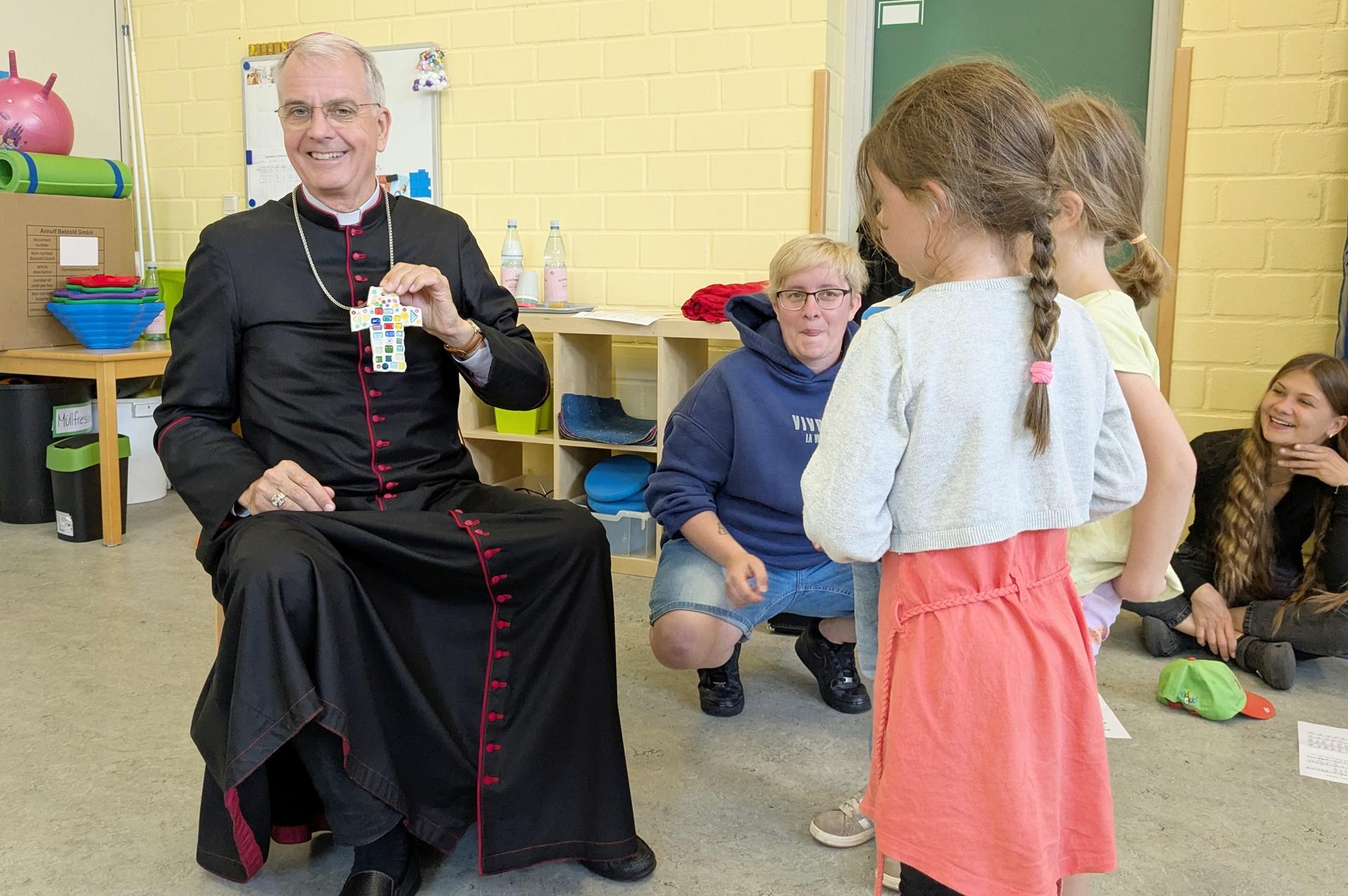 Weihbischof Peters freut sich über die Geschenke der Kinder