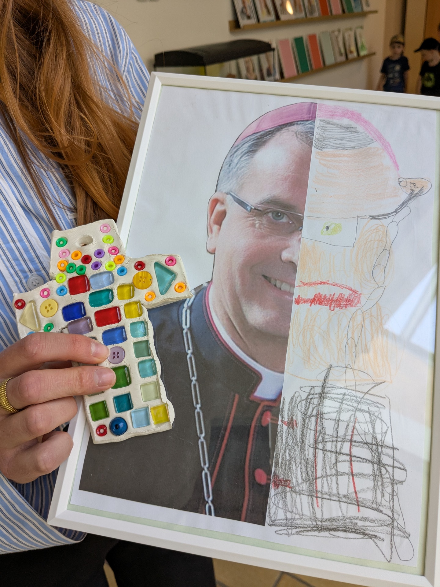 Geschenke für Weihbischof Peters (c) Katholische KiTa gGmbH Trier Geschenke für Weihbischof Peters