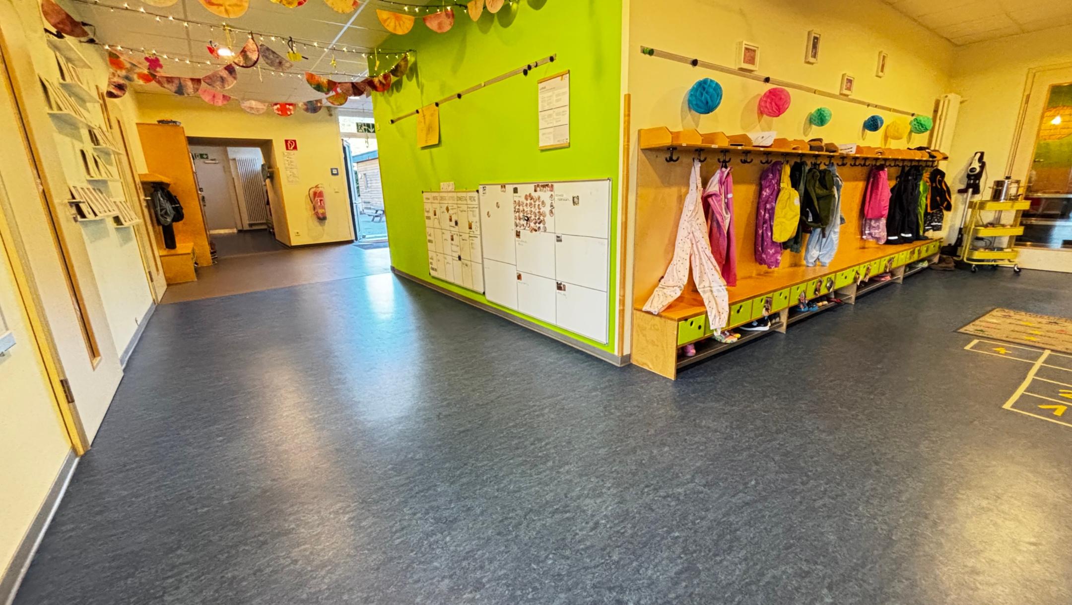 Man sieht den Eingangsbereich mit Garderobe der KiTa
