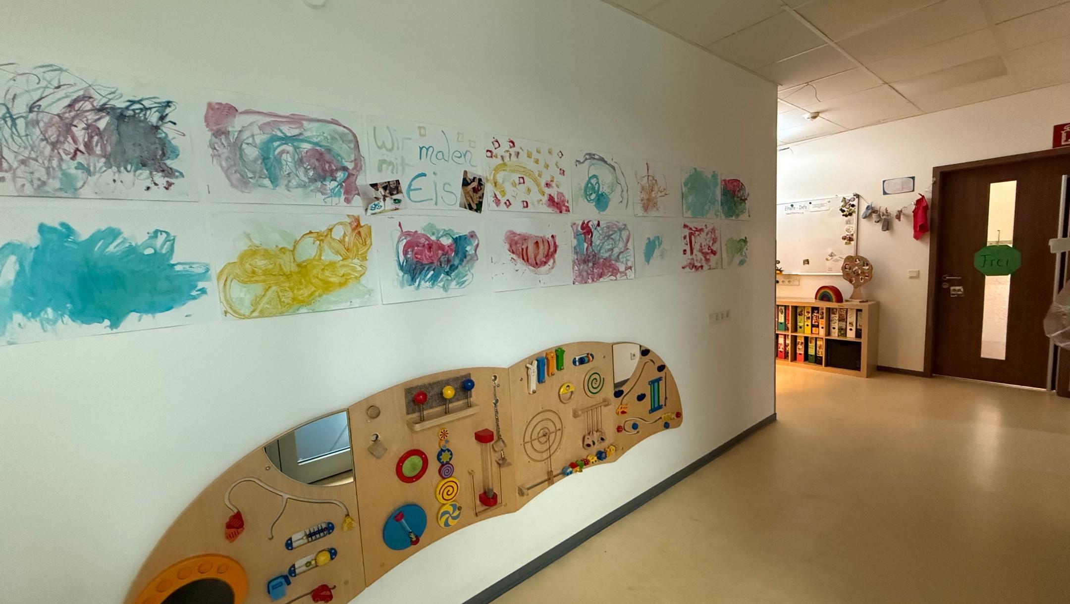 Man sieht den Flur mit den Kunstwerken der Kinder