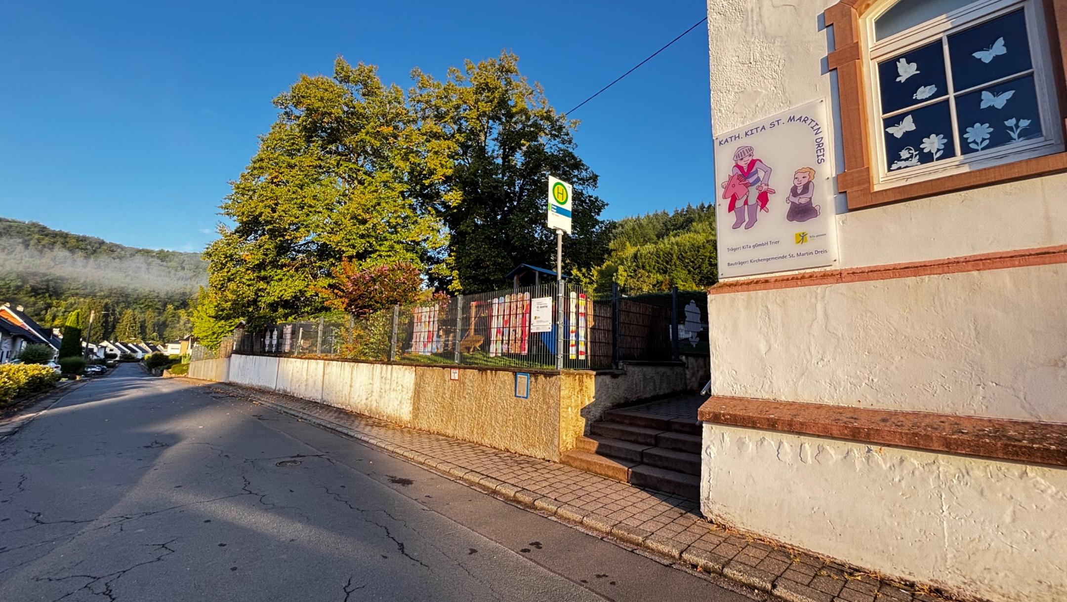 Nab sieht den Eingangsbereich von der Straße aus