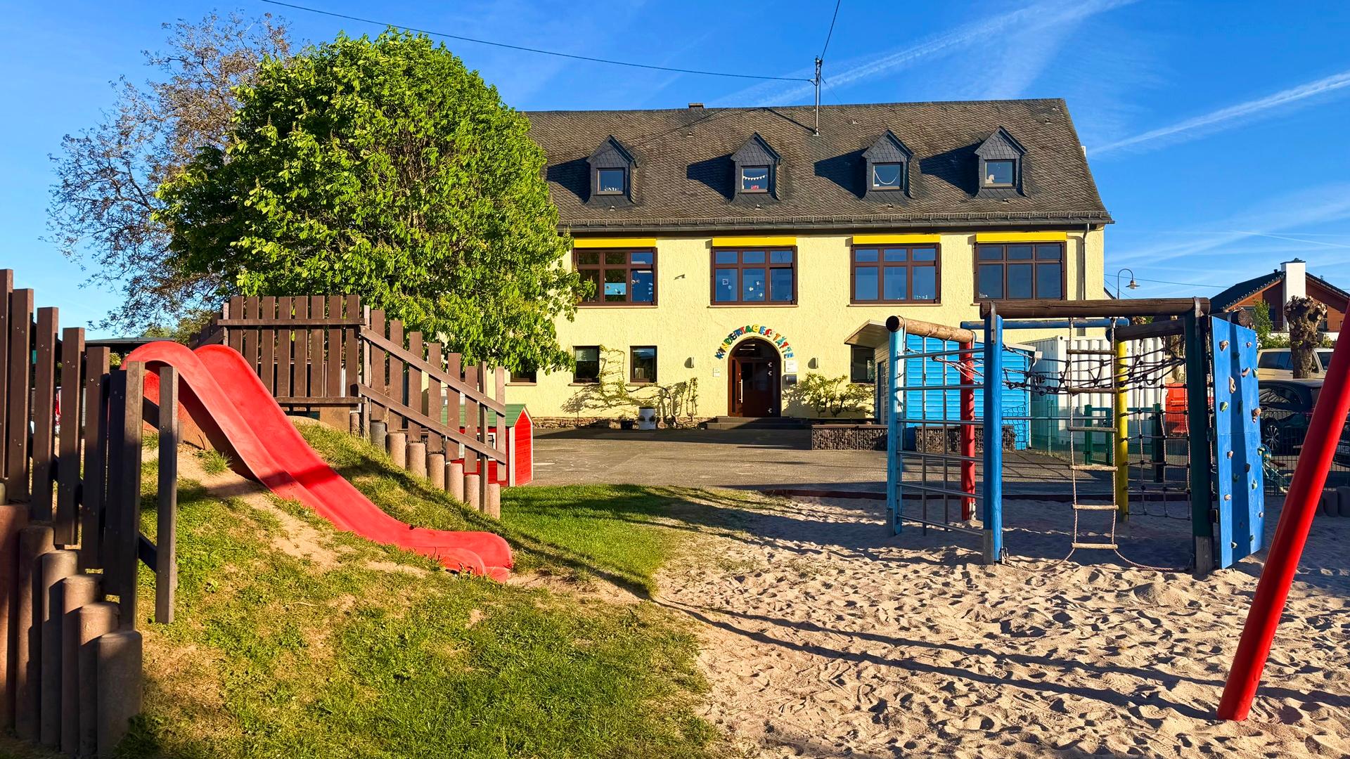 Außenfassade mit Spielplatz der Kindertageseinrichtung