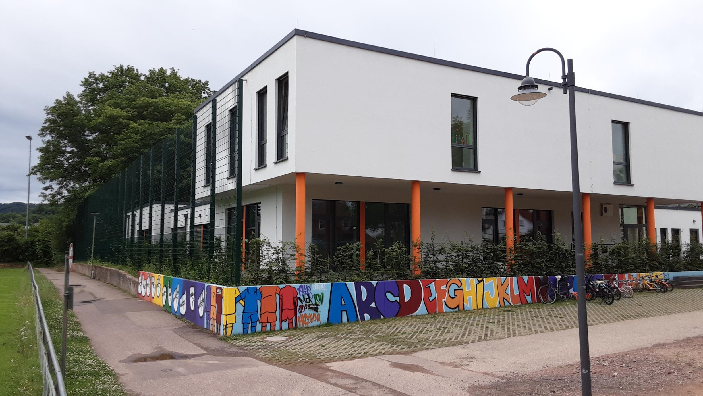 Man sieht das KiTa-Gebäude von Außen